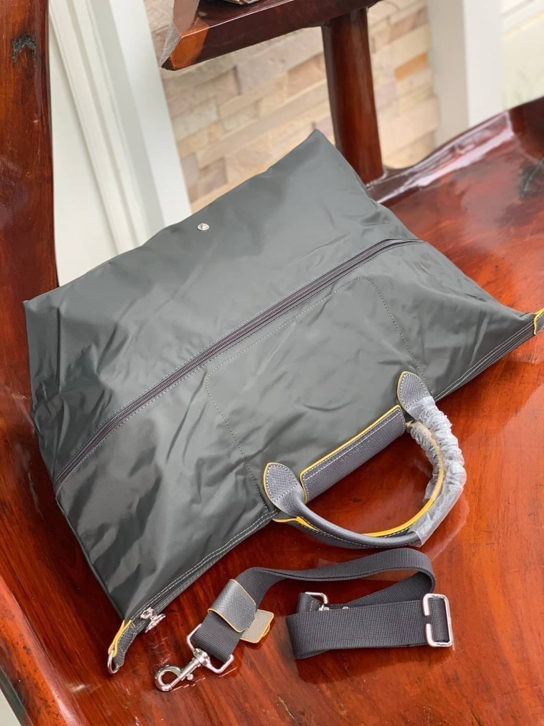 LONGCHAMP LE PLIAGE CLUB TRAVEL BAG กระเป๋าขนาดใหญ่สำหรับการเดินทาง เราเรียกที่นี้ว่า travelling bag รุ่นคลาสสิค มาพร้อมสายสะพายยาวที่ปรับและถอดออกได้ ความพิเศษของรุ่นนี้ที่ครองใจนักเดินทางทั่วโลก คือซิปรอบตรงกลางตัวกระเป๋า สามารถเปิดซิปเพื่อขยายขนาดและพั