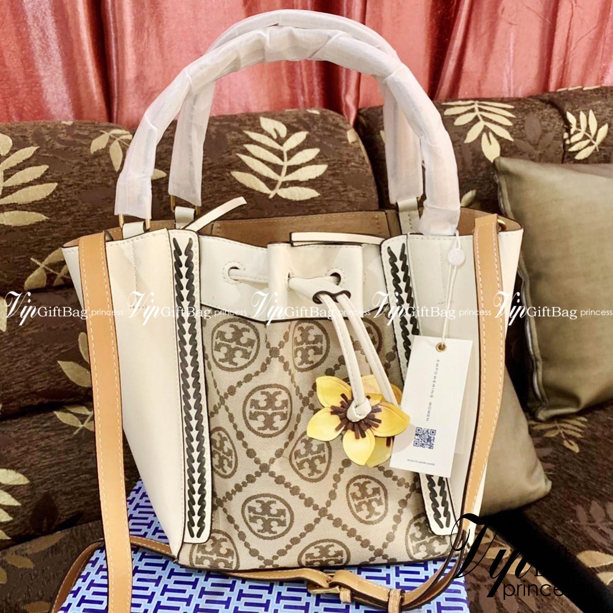 TORY BURCH T Monogram McGraw Braided Dragonfly Bag / TORY BURCH T MONOGRAM FLORAL CROSSBODY BAG กระเป๋าสะพายน้องใหม่มาแรง ลวดลาย Monogram ดีไซน์เก๋ วัสดุ calfskin อะไหล่สีทอง รูปทรงถักเปียด้านข้าง สายรุดประดับด้วยดอกได้ที่ทำจากหนัง สไตล์เรียบง่ายแต่ดูหรูส