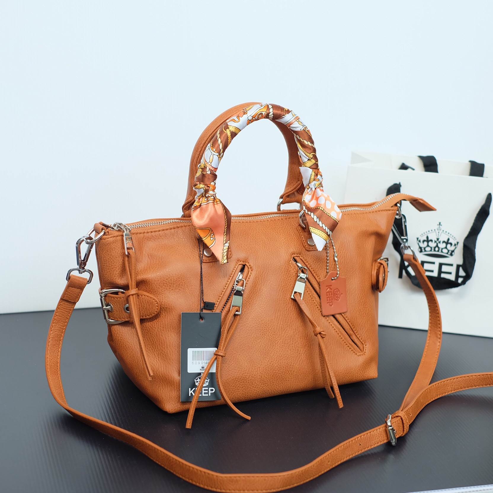 New arrival! KEEP ทรง longchamp รุ่น Duo sister with strap มีดีเทลสายรัดด้านจ้างคะ ตัวกระเป๋าหนังแกะสังเคราะห์ ลายหนังสวยมากๆคะ นิ่ม สุดๆ