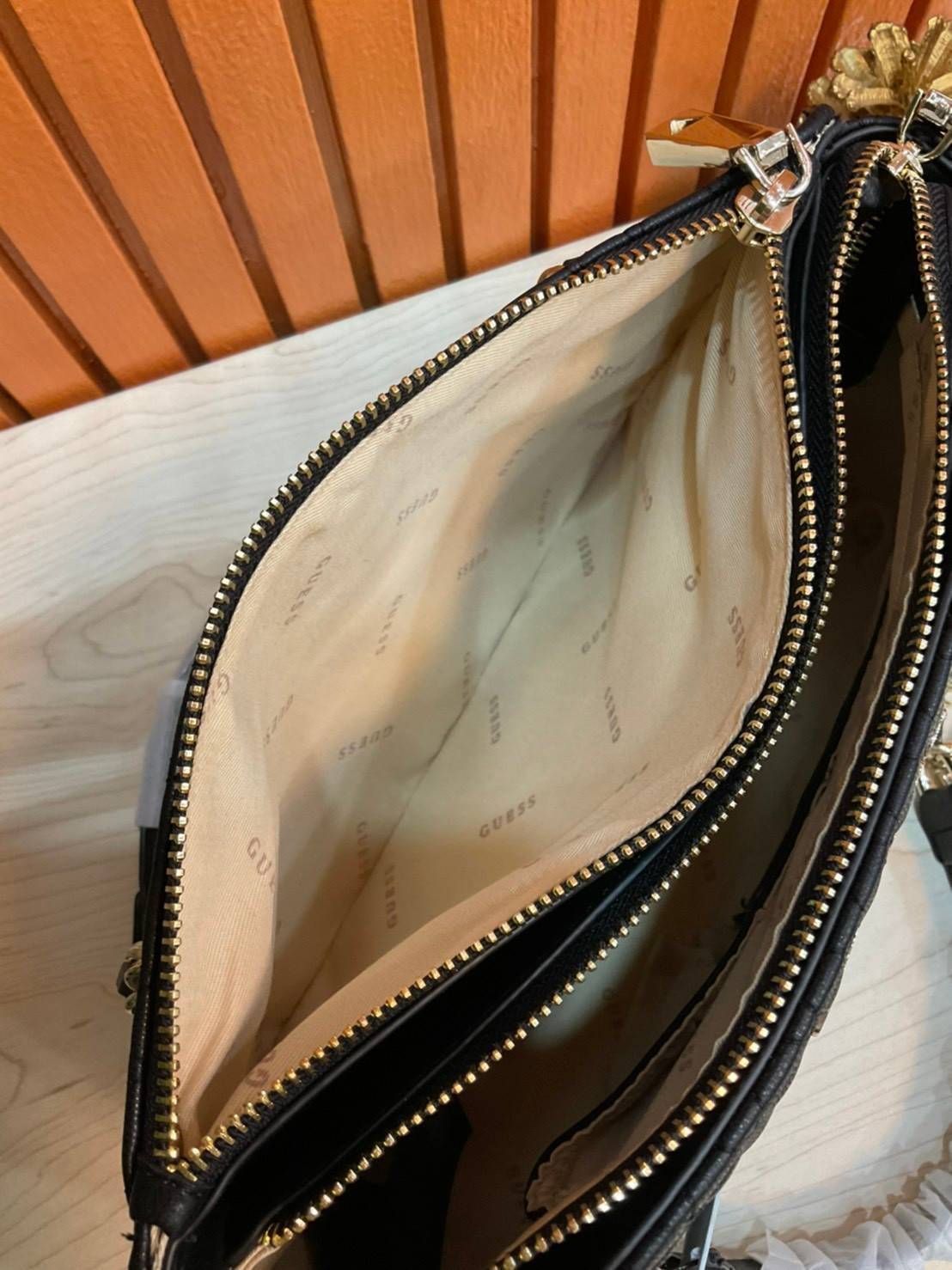 ของแท้ แท้ 100% GUESS CROSSBODY BAG กระเป๋าถือหรือสะพาย ขนาดกำลังดี วัสดุ pu. faux leather หนังนิ่ม นุ่มมาก สวยอยู่ทรง