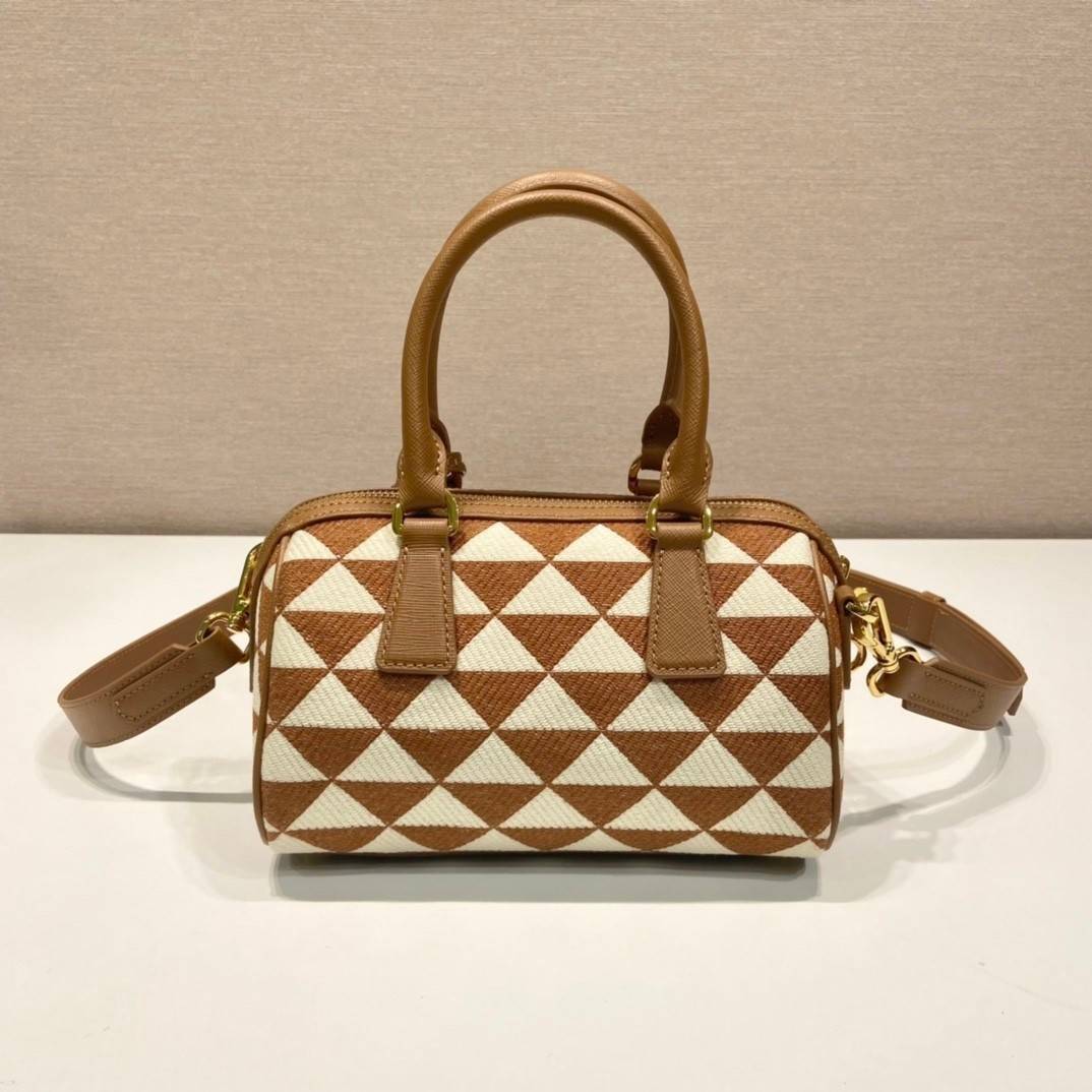 PRADA Symbole embroidered fabric top-handle bag พร้อมส่งรุ่นใหม่ มาแรง กับทรงหมอนอยู่ทรงสวย สาวๆห้ามพลาดเลยค่ะใบนี้ วัสดุทำจากผ้าแคนวาส