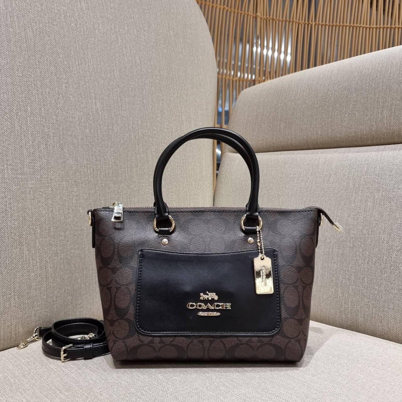 COACH F38089 MINI EMMA SATCHEL IN SIGNATURE CANVAS รุ่นหายาก รุ่นที่สาวๆตามหา จัดมาให้สมกับที่รอคอยกันไปเลยจ้า!! เป็นรุ่นที่ดีไซน์ออกมาให้ใช้งานง่าย สะดวก สวย หรู ดูดี!! กระเป๋าสะพายทรงสวย วัสดุหนังแคนวาสเคลือบลาย มาพร้อมสายสะพายข้างและหูจับในตัว ถอดออกถื