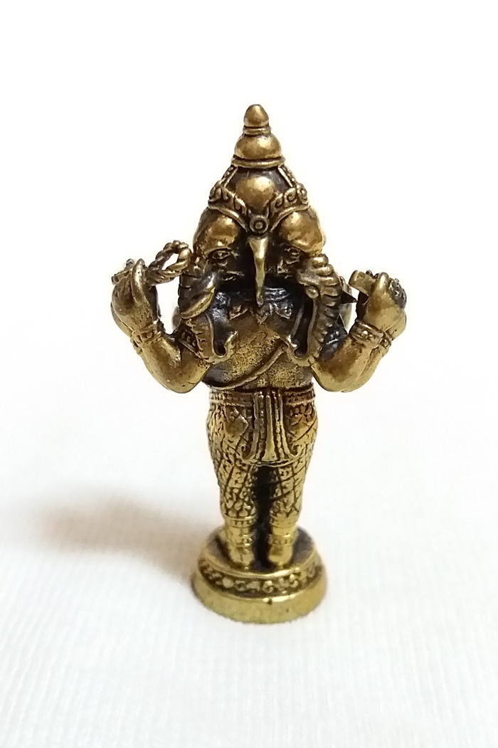 พระพิฆเณศปางตรีมุขคณปติแบบยืน สูง 3.5 เซนติเมตร (ประทานพรโชคลาภ มีอำนาจ)เนื้อทองเหลือง(ตั้งบูชาหน้ารถ)พร้อมใบคาถาค่ะ