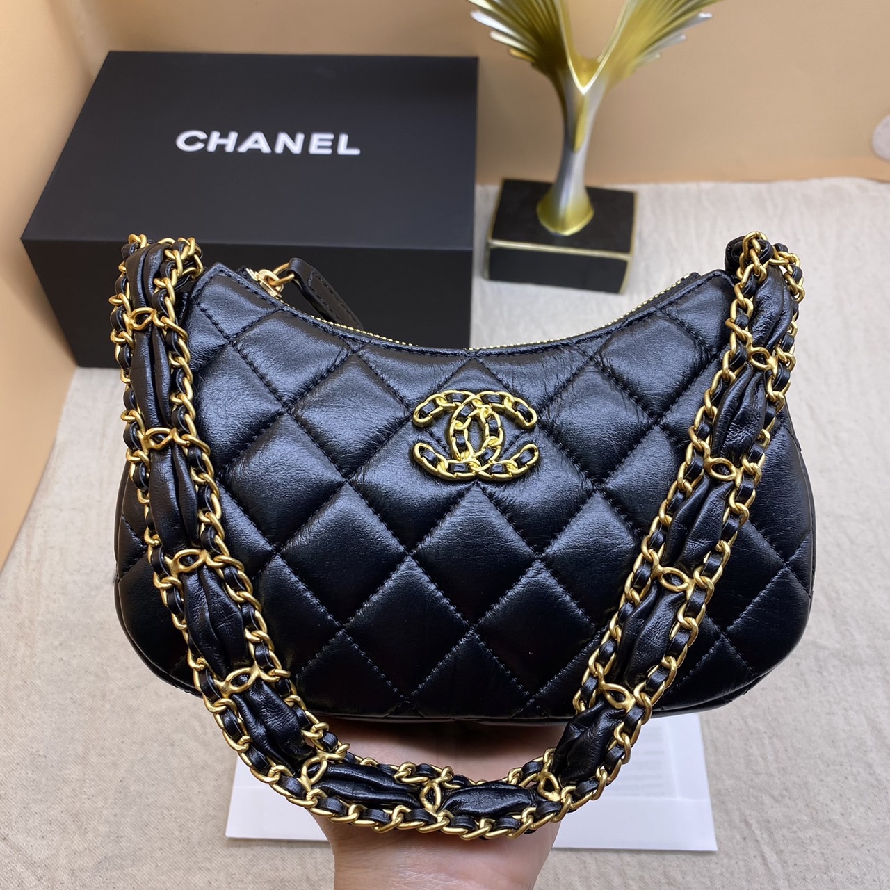 CHANEL 23K HOBO small 21cm ออริสลับแท้ ใช้งานต่างประเทศได้ งานเกรดหนังสวย อะไหล่ทองสวยหรู กระเป๋าสะพายทรงโฮโบ มี 2 ขนาดกำลังสวย ดีไซน์ใหม่ 2023