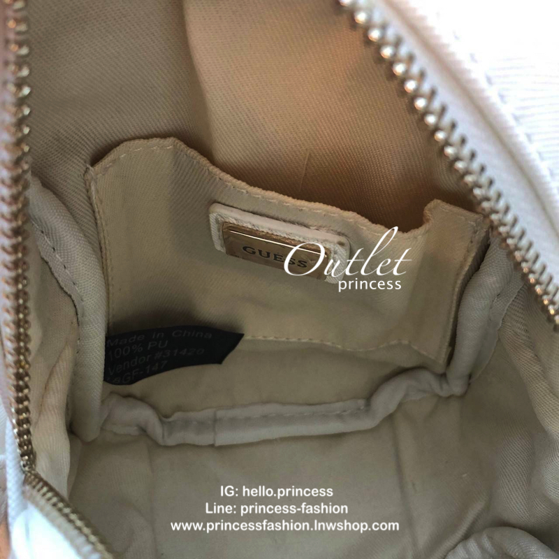 GUESS Factory Women's Evan Mini Crossbody กระเป๋าสะพายใบเล็กสุดน่ารักจาก guess มาแล้วค่า ไอเท็มสุดน่ารัก วัสดุทำจาก pu สกรีนลาย เย็บลายตาราง และ ปั้มลายซิกเนเจอร์ สุดน่ารัก ด้านหน้ามีโลโก้ มีพวงกุญแจสวยเก๋ สายสะพายมีสายโซ่สลับหนังปรับได้ 5 ระดับ ด้าน