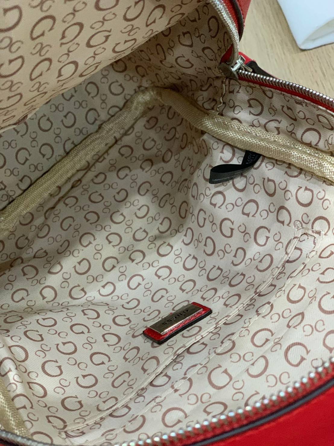 5สี Guess Woman’s Backpack กระเป๋าเป้สะพายรุ่นใหม่! วัสดุหนังsaffiano ขนาดกลางกำลังดี เปิดปิดด้วยหัวซิปหนัง ภายในบุผ้าลายsignature กว้างใส่ของได้เยอะ กระเป๋าสตางค์ยาว มินิไอแพค ด้านหน้ามีอีกหนึ่งช่องซิปเก็บของจุกจิกได้ มีโลโก้ตัวนูนเป็นดีเทลน่ารักๆ สายสะพ