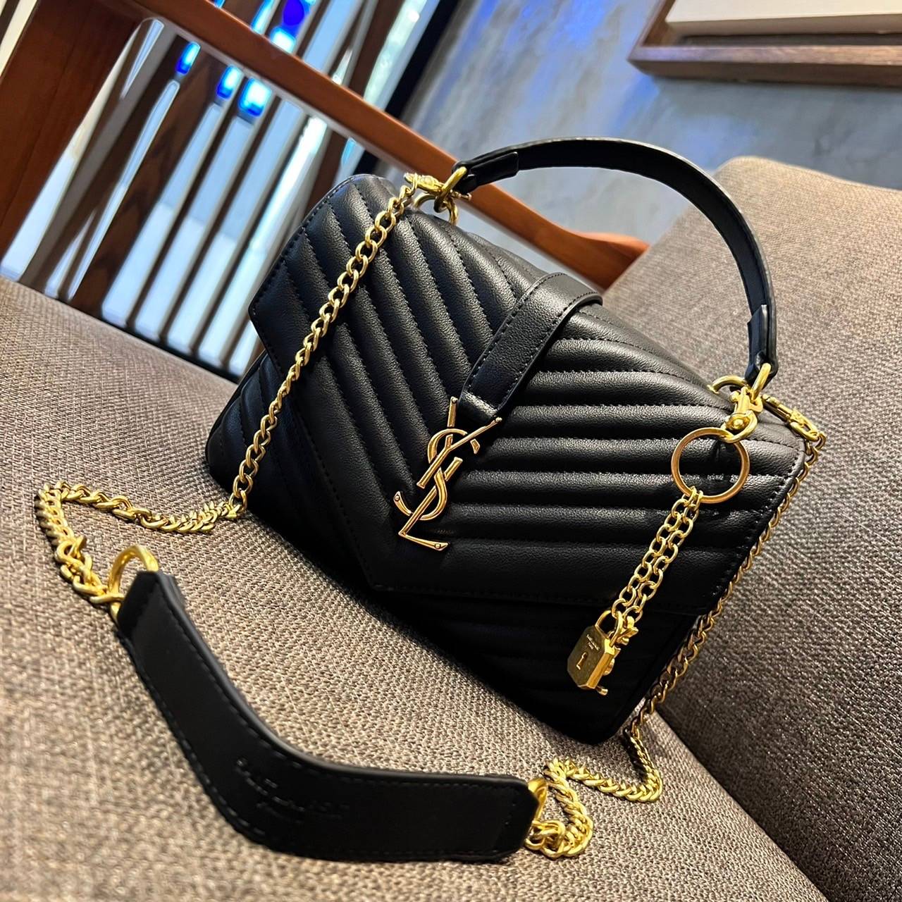 Yves Saint laurent crossbody boutique vip bag กระเป๋าสะพายไหล่ ดีไซน์ทรงสวยหรู พิเศษ แถมฟรี พวงกุญแจห้อยอะไหล่สีทอง ดูแพงไปหมดจริงๆไอเท็มนี้ วัสดุหนังสังเคราะห์ เปิด-ปิดด้วยกระดุมแม่เหล็ก ภายในโล่งกว้าง มาพร้อมหูจับในตัว และสายสะพายครอสบอดี้ที่สามารถถอดออ
