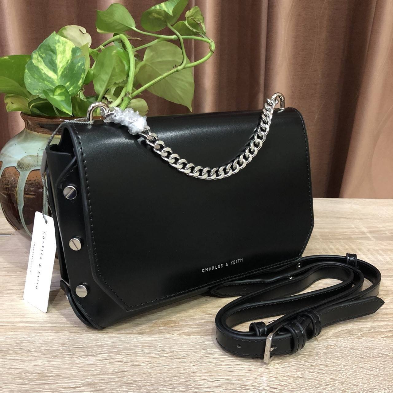 Charles&keith push-lock chain shoulder bag กระเป๋าถือหรือสะพาย ขนาดกำลังดี เนื้อเรียบ อยู่ทรงสวย ประดับด้วยหมุดด้านข้าง เปิดปิดแบบดันล็อค ภายในมีช่องใส่บัตร โล่งกว้าง จุของได้เยอะ มาพร้อมสายสะพายยาวสามารถถอดออกได้ปรับระดับได้ จะถือหรือสะพายก็สวยเก๋ ไปได้ท