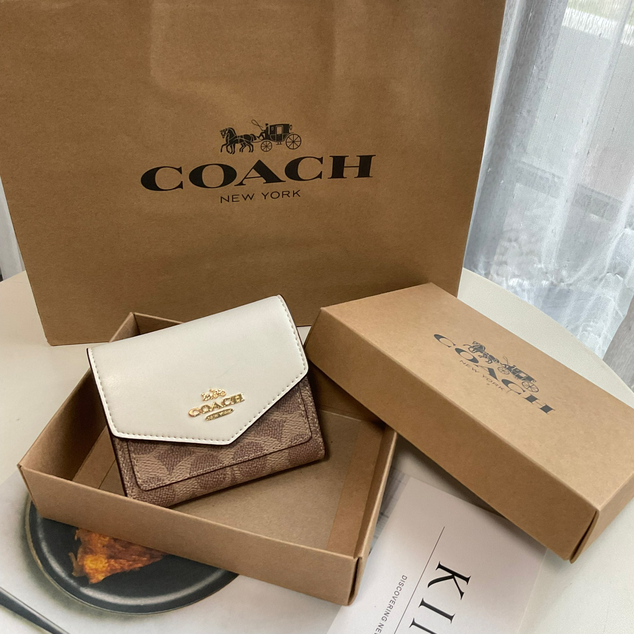COACH SMALL WALLET IN SIGNATURE CANVAS กระเป๋าสตางค์ใบสั้น แบบพับสองตอน หน้าจดหมาย เปิดปิดด้วยกระดุมปั้มแบรนด์ ด้านในมีช่องใส่บัตรหลายช่อง และช่องใส่ธนบัตร ด้านหลังมีช่องซิปเหรียญอีกหนึ่งช่อง น้ำหนักเบา พกพาสะดวก มีให้เลือกหลายสี ห้ามพลาดค่ะ!