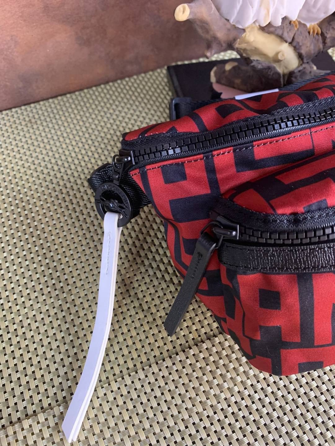 LONGCHAMP LE PLIAGE LGP BELT BAG M เท่ห์อย่างมีสไตล์กระเป๋าทรงคาดอกและคาดเอวดีไซน์แนวสปอร์ต เพิ่มความโดดเด่นทันสมัยด้วยลายซิกเนเจอร์ มีช่องซิปที่ใช้งานง่ายช่วยให้คุณหยิบใช้สิ่งของจำเป็นได้อย่างสะดวกและง่ายดาย และผสานสายรัดแบบปรับได้เข้ากับหัวเข็มขัดตัวล็อ