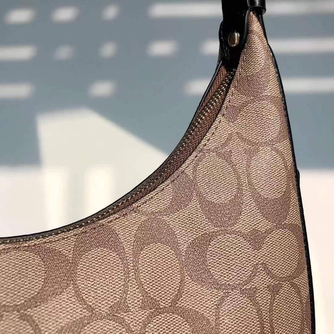 COACH BAILEY HOBO WITH WHIPSTITCH ((C4108//C1322)) พร้อมส่งที่ไทย!! สวยจริงไม่จกตาแน่นอนค่าา กระเป๋าทรงโค้ง ใช้แบบหิ้วหรือคล้องไหล่ก็ดูดี ใช้วัสดุหนังแท้ชั้นดี หนังสวยมากๆค่ะ ด้านหน้าใช้อะไหล่แบรนด์ตัวใหญ่ หรู ดูสะดุดตามีเดียว