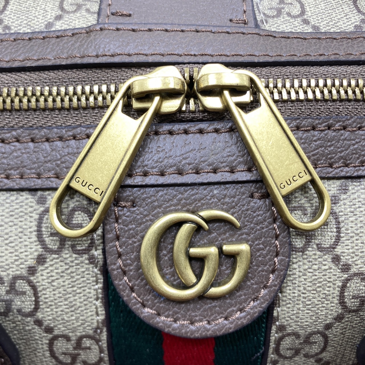 GUCCI GG Ophidia medium top handle bag กระเป๋าถือทรงหมอนสวยคลาสสิค ดีไซน์แถบคาดโดดเด่น สวย หรู หูจับในตัวใช้สะดวก เปิด-ปิดกระเป๋าด้วยซิป ภายในโล่งกว้าง