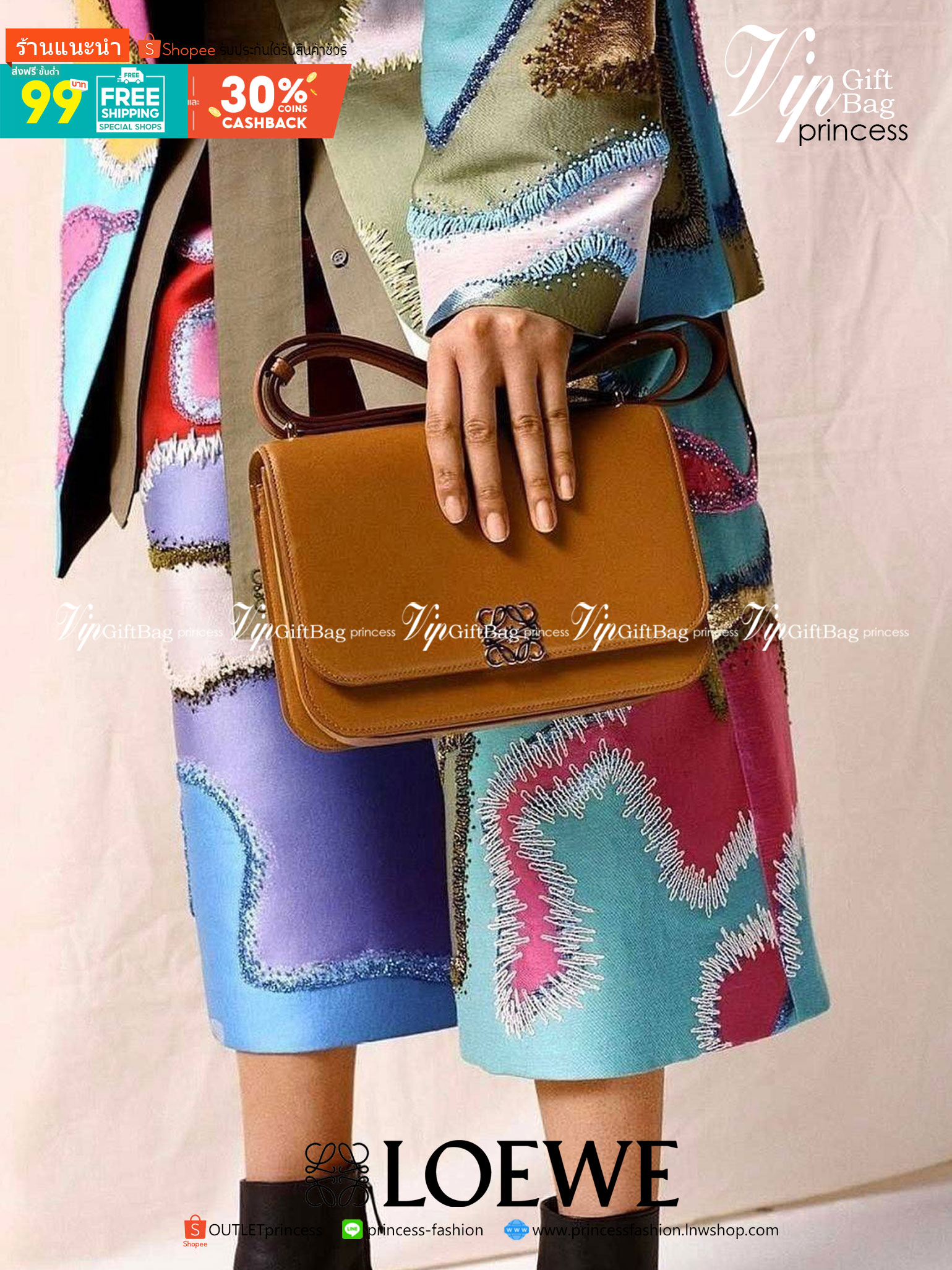 LOEWE CROSSBODYBAG VIP GIFT WITH PURCHASE (GWP) กระเป๋าสะพายพรีเมี่ยมกิ๊ฟ Limited Edition จากน้ำหอม LOEWE DUTY FREE วัสดุหนังแท้ Calf Leather หนังเรียบสวยอยู่ทรงดีไซน์สุดคลาสสิค เปิดปิดด้วยฝาปิดโลโก้แบรนด์อะไหล่ทองหรู ภายในมีช่องแบ่งหลายช่องแยกเป็นสัดส่วน