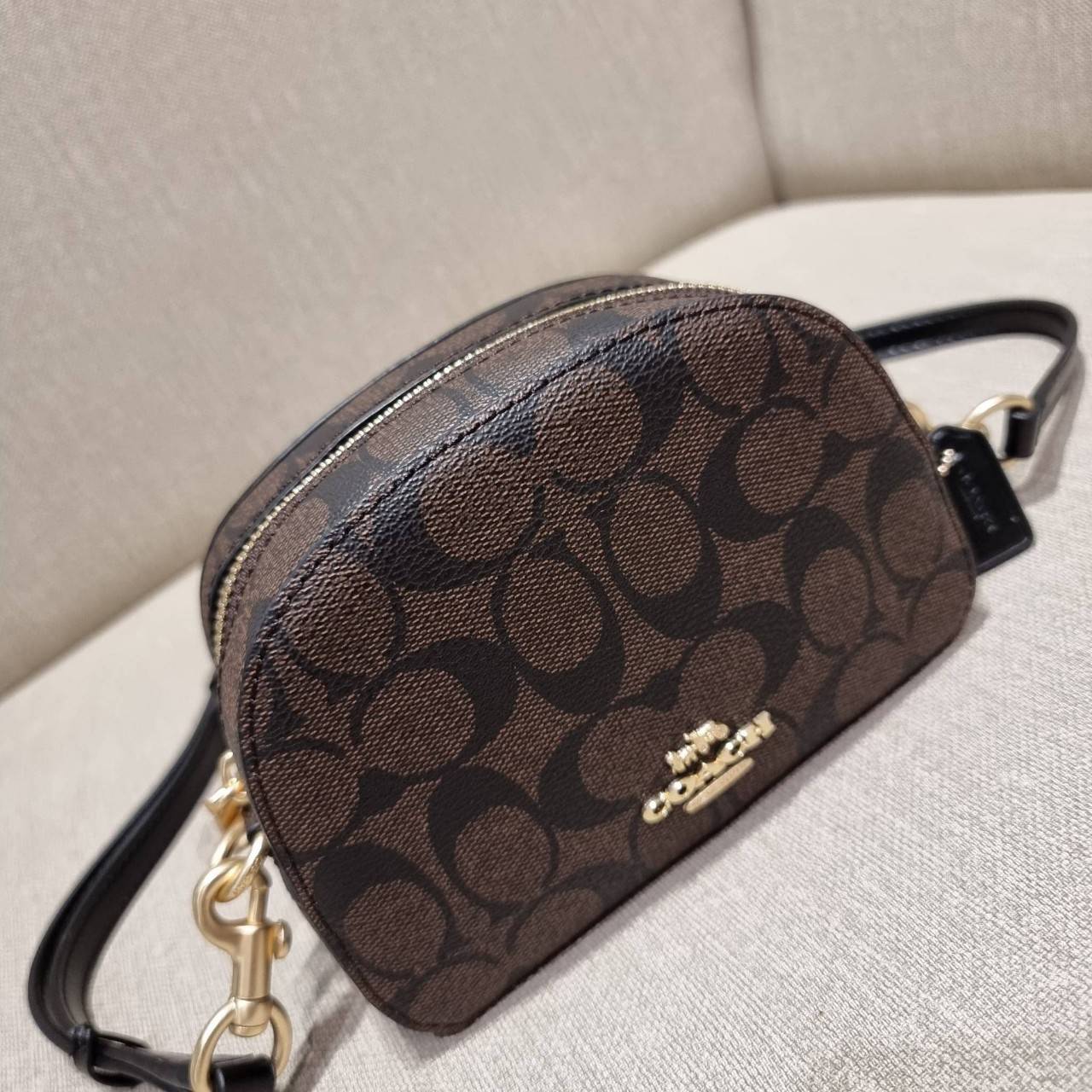 COACH 2628 MINI SERENA CROSSBODY IN SIGNATURE CANVAS ใหม่ที่สุด!! พร้อมส่งทุกสีเด็ด!! ย่อส่วนกระเป๋าสะพายคอลเลคชั่นยอดฮิต มินิเซเรนา ที่รับรองว่าน้องน่ารักม้ากกก!! ขนาดเล็กกุ๊งกิ๊ง แต่ดีเทลยิ่งใหญ่ วัสดุหนังแคนวาสเคลือบลาย เปิด-ปิดด้วยซิป สะดวกใช้ ภายในเป