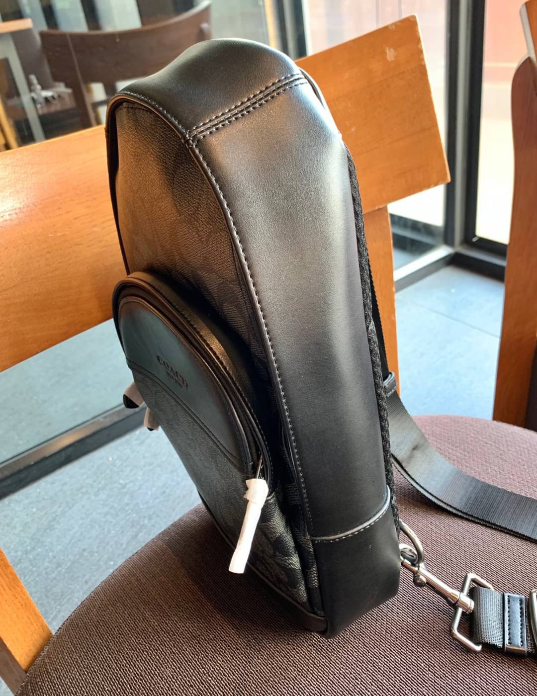 COACH CHARLES PACK IN SIGNATURE ((39942)) กระเป๋าคาดด้านหลัง//หรือคาดอกด้านหน้า ตามความชอบเลยค่ะ หนังแท้สวย ด้านหน้ามีให้หนึ่งช่องซิปใส่มือถือลงไปได้ค่ะ ช่องหลักแบบซิปคู่ ภายในโล่งลึกใส่สัมภาระจำเป็นในชีวิตประจำวันได้เยอะเลยนะคะ;มีช่องโล่งให้ใส่ของจุกจิกอ