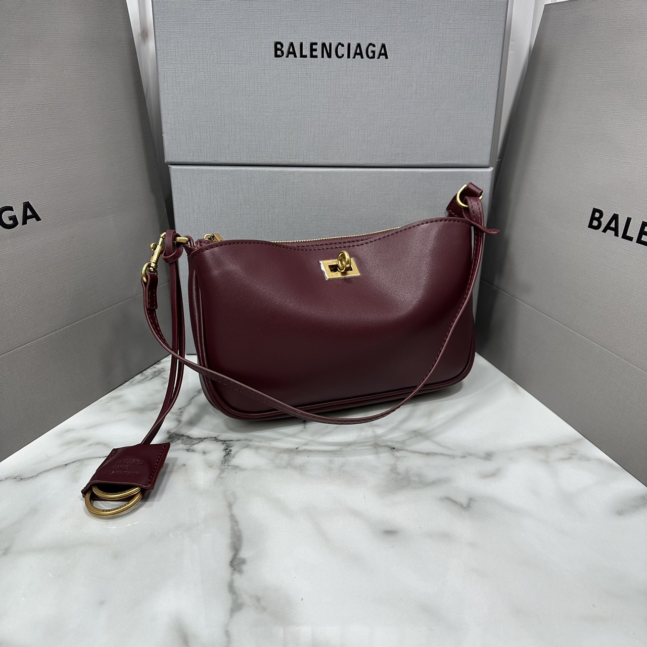 Balenciaga Rodeo Sling Pochette / Balenciaga shoulder leather bag 22cm กระเป๋าสะพายทรงพอชที่สุดของไฮแบรนด์สุดไอคอนิค ดีไซส์เรียบหรู สวยจับต้องได้ ถือหรือสะพายไหล่ได้เก๋มากๆ ถือออกงานก็ได้ลุคไฮแฟชั่นหรูๆ