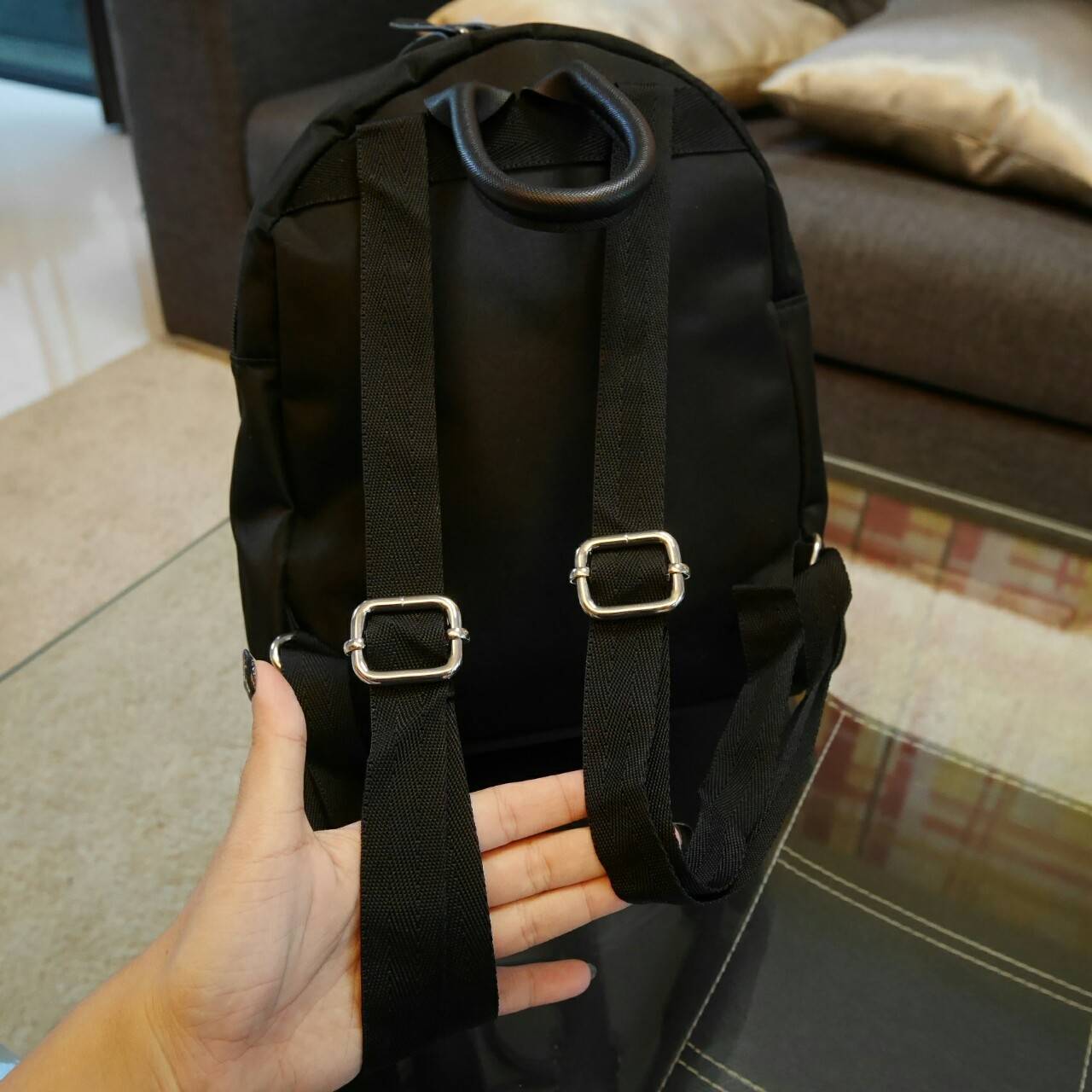 ุ่นที่หลายคนรอคอย! พร้อมส่งที่ไทยคะ CHANEL GABRIELLE VIP BACKPACK กระเป๋าเป้ดีไซน์เก๋จากงาน VIP GIFT แบรนด์ดังอย่างชาแนล ตัวกระเป๋าทำจาก NYLON เต็มใบ กันน้ำได้ ด้านในจุของได้เยอะ มีช่องซิปแยะอีกช่อง สายสะพายยาวปรับได้ ด้านหน้าสกรีนโลโก้สวยงามค้า จะสะพายทั