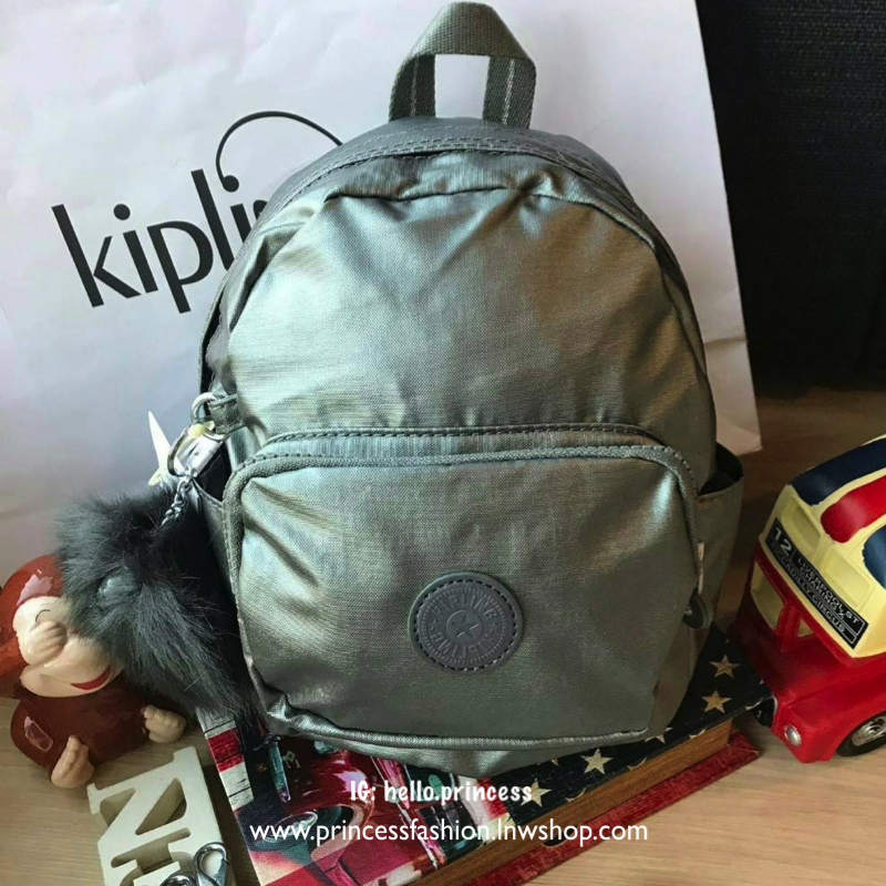 Kipling Kaopin Mini Backpack Woman’s กระเป๋าเป้สะพายรุ่นใหม่!!ขนาดมินิ สามารถแบบเป้หรือทรงcrossbody ได้ มีหลายช่องใช้งาน ด้านหน้าเป็นช่องซิปเล็กใส่ของจุกจิก ภายในมีช่องเล็กแยกเป็นสัดส่วน ใส่กระเป๋าสตางค์ยาวหรือมินิไอแพคได้ ขนาดกะทัดรัด มาพร้อมพวงกุญแจลิงส