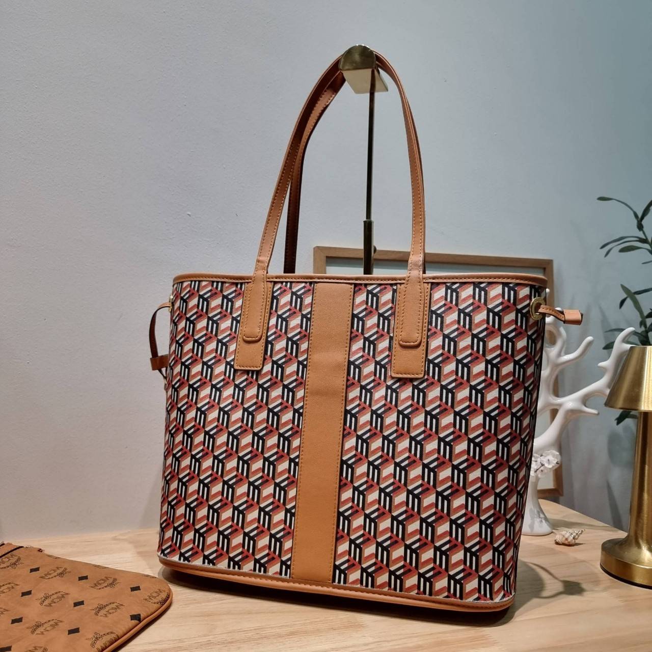 M.C.M MEDIUM REVERSIBLE LIZ SHOPPER IN VISETOS / M.C.M Tote Bag กระเป๋าทรงโท้ทใบใหญ่ เกรดท็อปออริ สลับแท้ 1:1 เกรดดีสุด ใช้ต่างประเทศได้