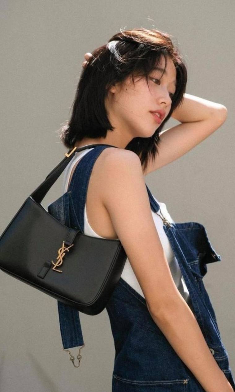 YSL LE 5 À 7 HOBO BAG IN SMOOTH LEATHER / Yves Saint laurent hobo bag กระเป๋าสะพายไหล่ ดีเทลหรู สวยครบทุกมุม ตอบโจทย์สาวๆทุกไลฟ์สไตล์ เพราะใช้งานได้ง่ายและสะดวก วัสดุหนังแท้ สัมผัสดีงาม น้ำหนักเบา ดูแพงที่สุด โดดเด่นด้วยโลโก้ สามารถเกี่ยวคล้องเพื่อล็อคปิด