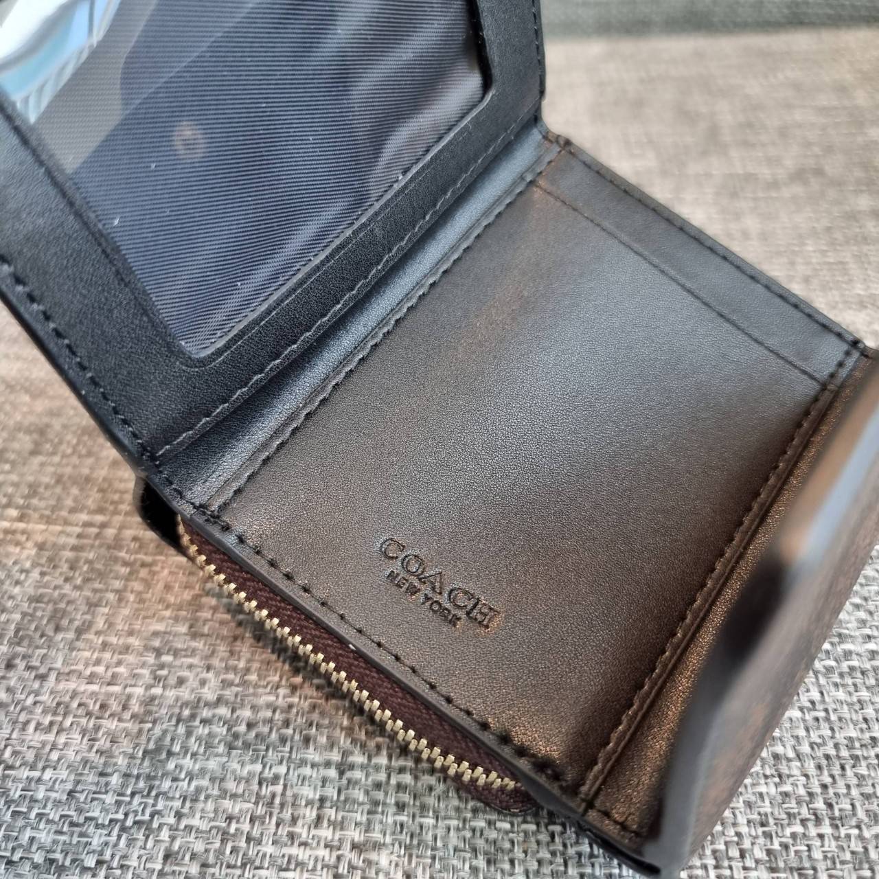 OUTLET 】COACH F41302 SMALL TRIFOLD WALLET IN SIGNATURE CANVAS สวยคลาสสิค พกพาง่าย ใบเล็กน่ารักน่าใช้ ต้องยกให้ใบนี้จ้า 💗💋 ตอบโจทย์คนชอบพกน้อยที่สุด!! กระเป๋าสตางค์ใบสั้นหนังแคนวาสเคลือบคุณภาพดี ภายในเป็นหนังแท้ ใส่บัตร ใส่ธนบัตรได้ทุกชนิด 