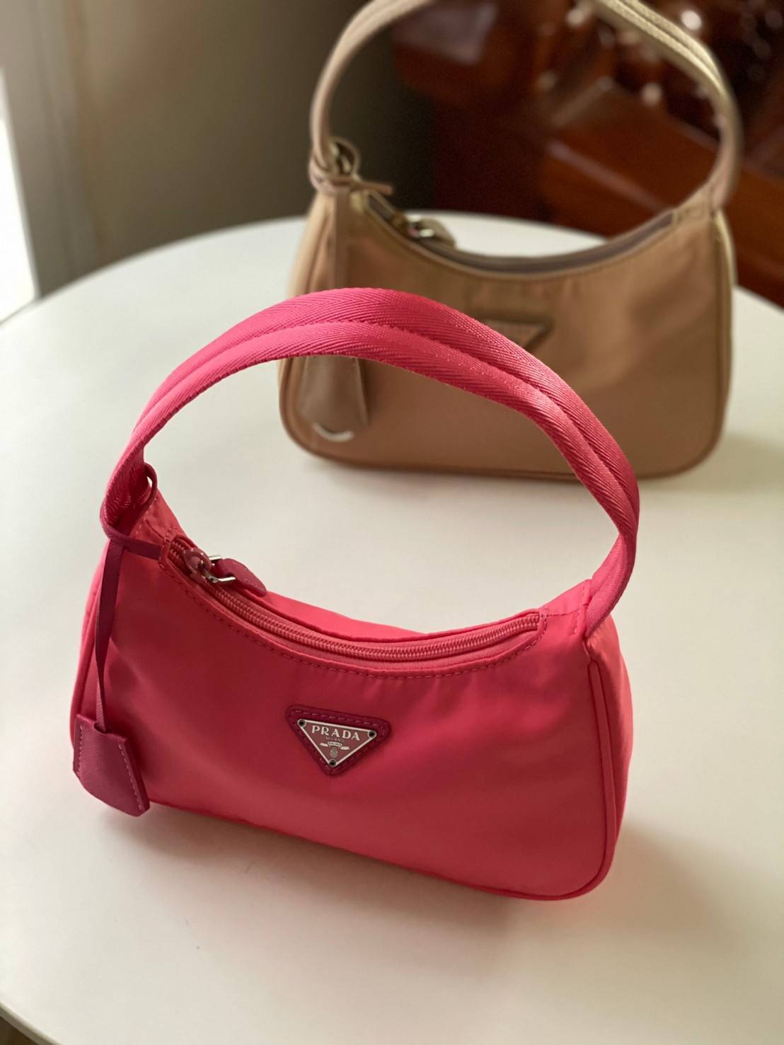 พรีเมี่ยมกิ๊ฟแท้ 100% 】สีใหม่พร้อมส่งที่นี่ที่เดียว Prada nylon mini shoulder bag กระเป๋าถือหรือสะพายไหล่ size mini กำลังน่ารัก