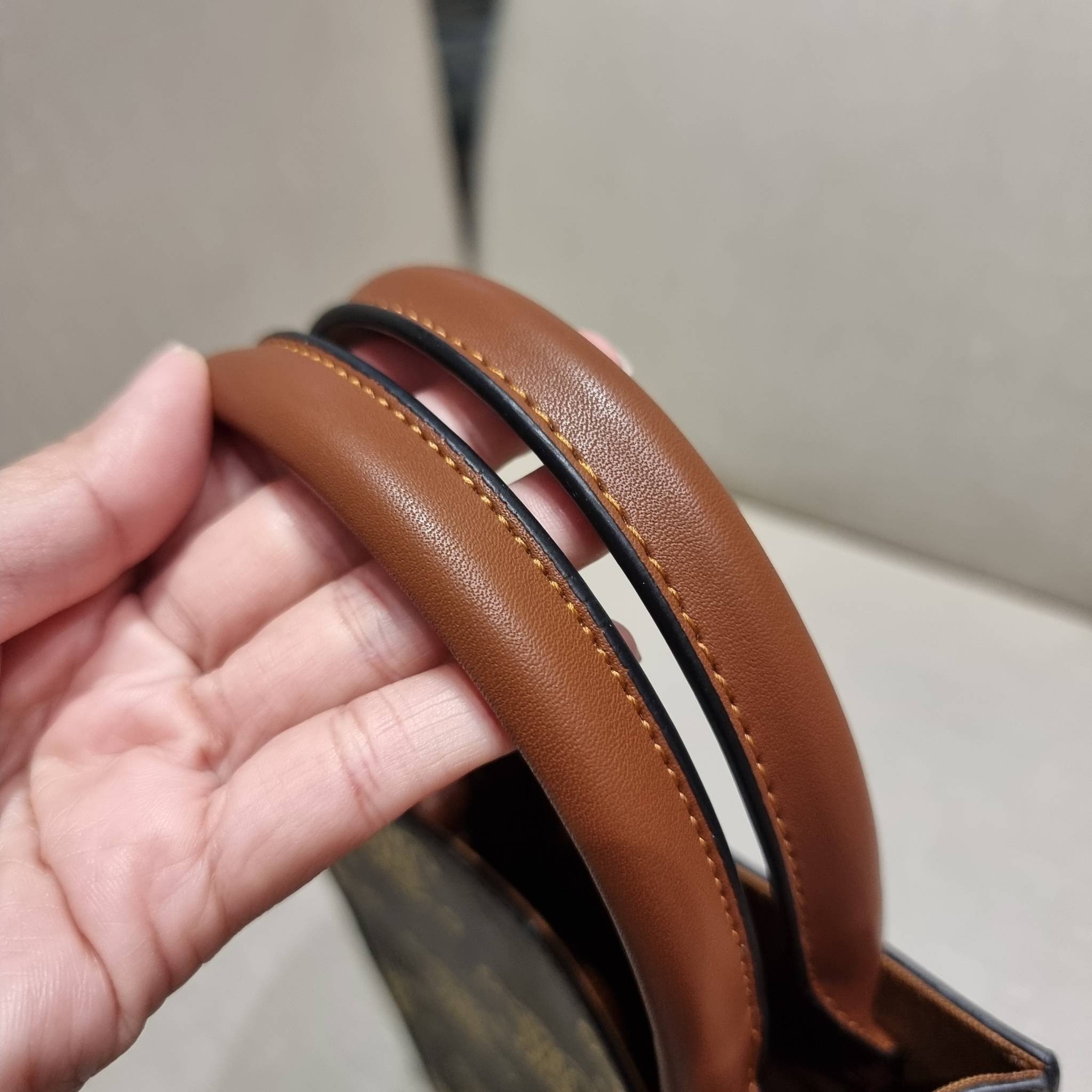 VIP 🥂 CELINE MINI VERTICAL CABAS IN TRIOMPHE CANVAS WITH TRIOMPHE HEART EMBROIDERY ใหม่พร้อมเสิร์ฟ กับกระเป๋าสะพายทรงโท้ท ไซส์มินิ ขนาดกำลังสวยพอดี สะดวกพกพา โดดเด่นด้วยโลโก้ลายปัก ดีเทลเดินด้ายรูปหัวใจ เพิ่มดีเทลความแพงไปอีก วัสดุหนังแคนวาส มีหูจ