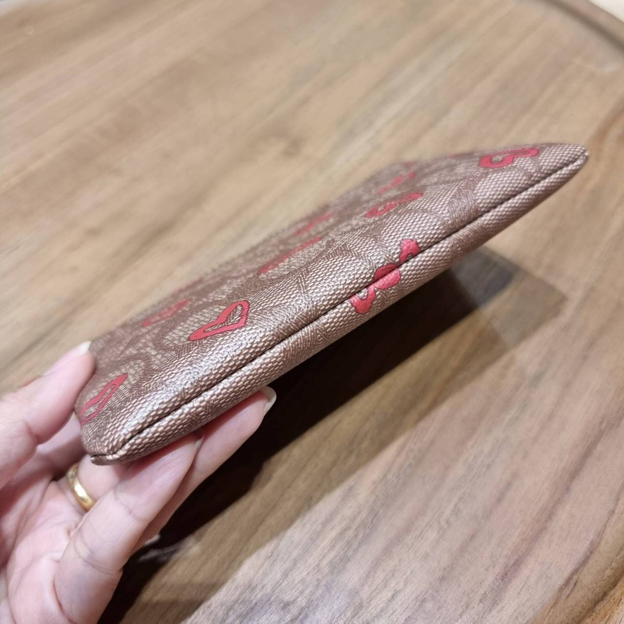 COACH 2972 CORNER ZIP WRISTLET IN SIGNATURE CANVAS WITH BUTTERFLY PRINT มาแล้วจ้า ไอเท็มสุดปัง!! ฮิตไม่เลิก!! พร้อมลวดลายสุดคิ้วท์ น่ารักน่าใช้ขึ้นไปอีก กระเป๋าคล้องมือ ขนาดเหมาะพกพา วัสดุหนังแคนวาส ภายในเป็นช่องโล่ง ใส่ธนบัตร หรือใส่บัตร ใส่เหรียญ ได้หมด