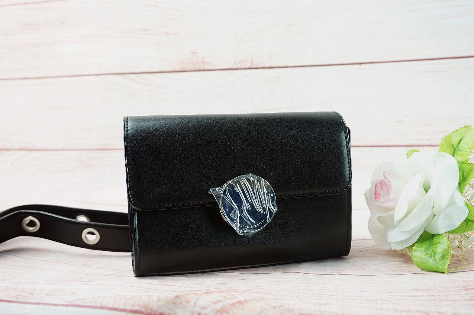 CHARLES AND KEITH CIRCULAR BUCKLE CROSSBODY BAG กระเป๋าสะพายครอสบอดีทรงคลัช ใบเล็กหนังเรียบสวย กระเป๋าสะพาย crossbody หนัง PU เรียบสวย สามารถถอดสายถือแบบคลัชได้ ด้านหน้าประดับด้วยตัวล็อค สุดเก๋ เป็นแผ่นกลมสีทองและสีเงิน ปั๊มแบรนด์ มาพร้อมสายสะพาย สามารถปร