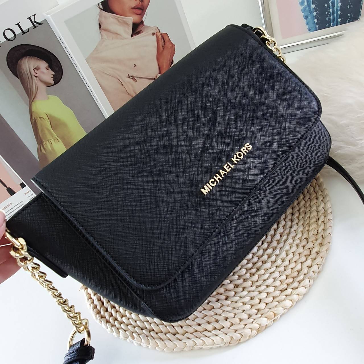 Michael Kors Crossbody Bag กระเป๋าสะพายแบบ crossbody หนังลาย saffiano เปิดปิดด้วยซิปแบรนด์ อะไหล่ทอง ด้านหน้าประดับโลโก้ โลหะแบรนด์ ด้านในบุผ้าแบรนด์สวยหรู น้ำหนักเบา มีช่องซิปใส่ของจุกจิกและช่องใส่มือถือ มาพร้อมสายสะพายยาวโซ่ทอง+หนัง ปรับได้หลายระดับ ขนา