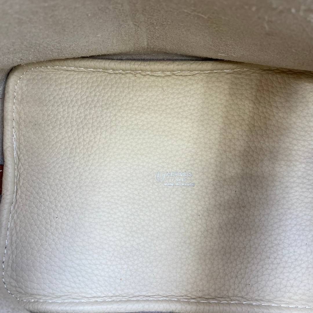 หนังแท้ Hermes Picotin Lock 18 bag กระเป๋าถือแบรนด์หรูระดับโลก งานเกรดออรินอล หนังแท้ทั้งใบ หนังมีลายทอริลลอนคล้ายของจริง มาพร้อมตัวล็อคเคลลี่ Kelly lock รูปทรงเรียบแต่หรู ใช้งานได้ทุกโอกาส ถือง่าย ใช้งานง่าย ภายในโล่งกว้าง ภาพสินค้าถ่ายจากงานขายจริง ใช้ง