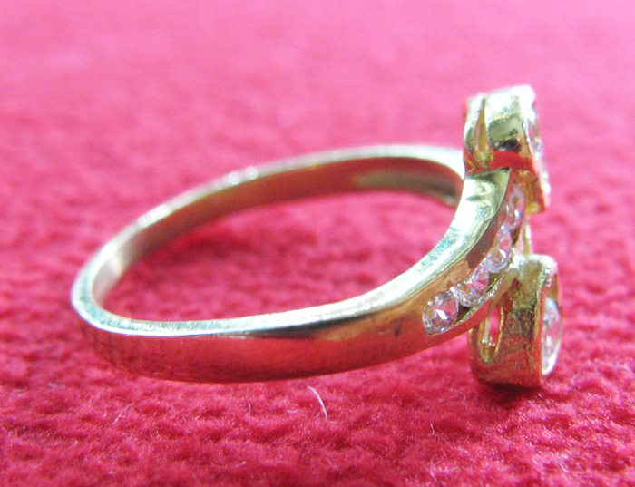 สินค้าหมดค่ะ แหวนเพชรทองเหลือง แบบ2(หัวใจไขว้2ดวง)พร้อมกล่องกำมะหยี่รูปหัวใจค่ะ