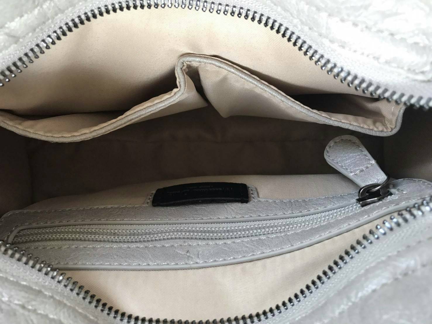 Massimo Dutti Classy Crossbody Bag กระเป๋าทรงสุด ฮิตจาก Massimo Dutti ขนาด mini จะถือ, สะพายสะพายไหล่ หรือสะพาย crossbody ได้หมดค่ะ หนังเงาสวยนิ่มมือรับประกันเลย ภายในแบ่งช่องเป็นสัดส่วน น้ำหนักเบา จุของได้คุ้ม มาพร้อมกับสายยาวให้ ใบนี้ใช้ได้ ทุกโอกาสจริง