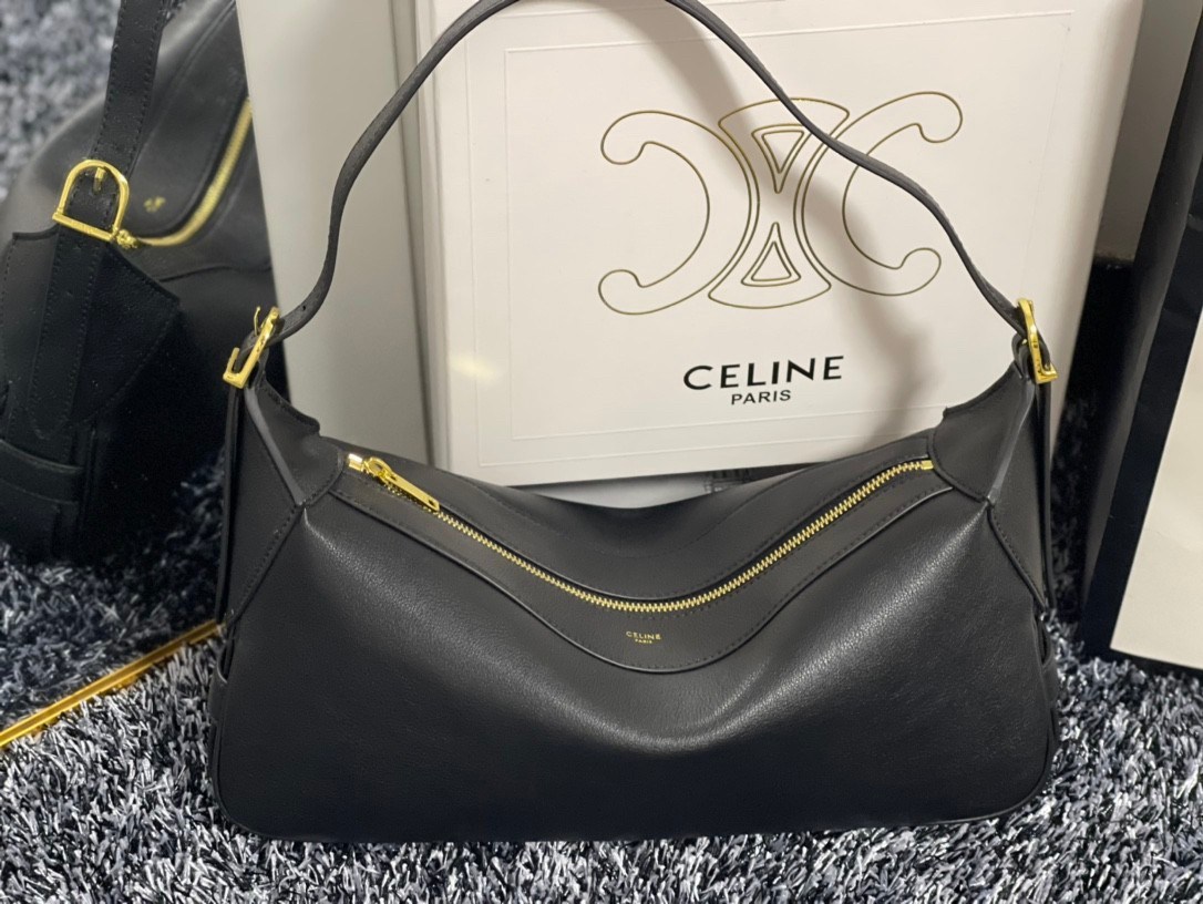 ทรงยอดฮิตที่สุด **หนังนิ่มมือมาก กับ CELINE ROMY VIP GIFT WITH PURCHASE (GWP) กระเป๋าสะพายไหล่ทรงเป็กเอกลักษณ์ เปิดปิดด้วยซิป จุของได้เยอะคะ Ipad mini เครื่องสำอางค์ เหมาะสำหรับสาวๆ มากคะด้วยน้ำหนักที่เบาและใช้ได้หลายลุค มาพร้อมสายสะพาย2แบบ(ถอดเปลี่ยนได้)