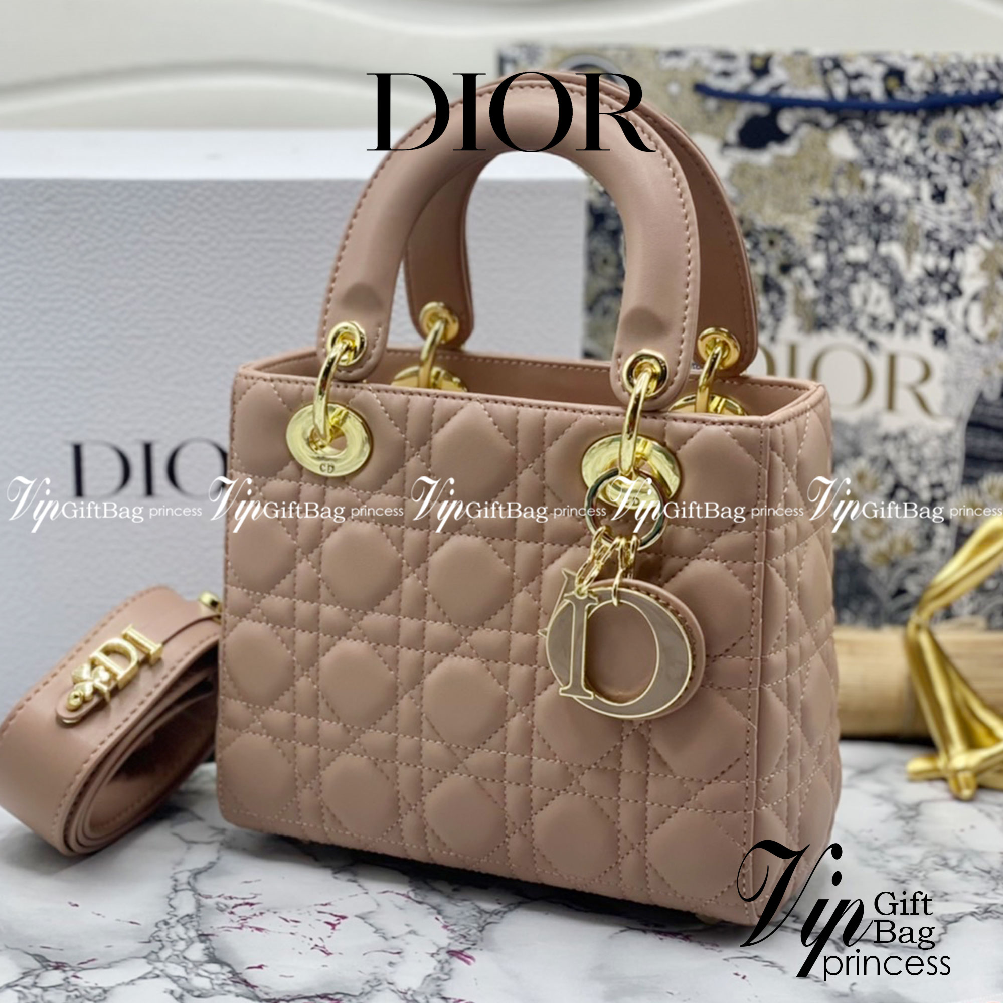 หนังแท้ DIOR LADY BAG 20cm ความสง่างามอีกหนึ่งรุ่นของ Dior รูปทรงสีเหลียม ขนาดกระทัดรัด ตั้งอยู่ทรง ฐานกระเป๋าแข็งแรง มีหมุดรองฐาน ดีไซน์ที่มีเอกลักษณ์เฉพาะตัว ด้านหน้าตกแต่งด้วยตัวอักษร D.I.R ห้อยเป็นพวงกุญแจ จะถือด้วยมือหรือสะพายไหล่ก็ดูดีมากๆ ค่ะ