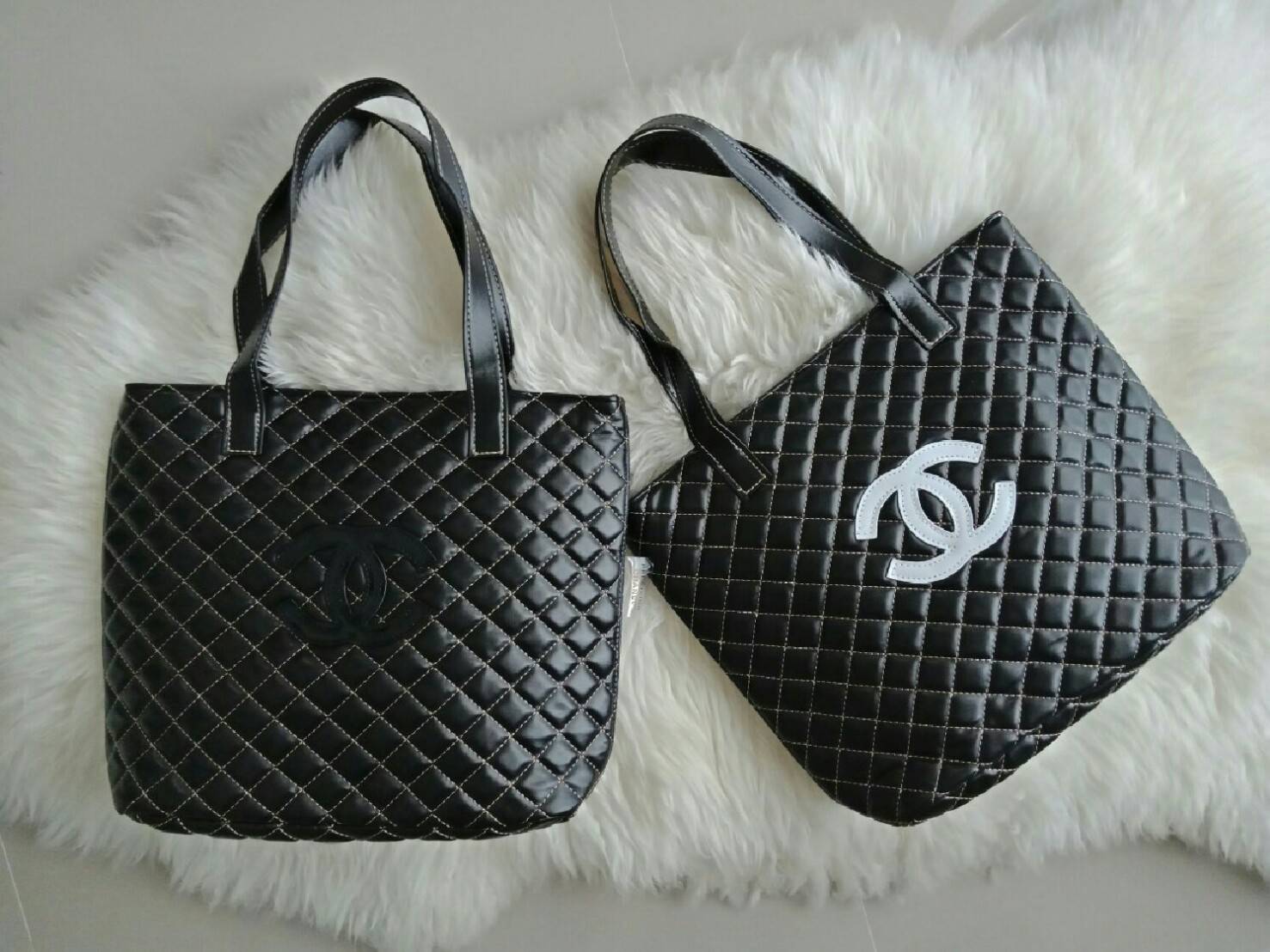CHANEL LARGE VIP TOTE BAG สินค้าสมนาคุณจากงาน VIP GIFT แบรนด์ดังสุดหรูอย่าง CHANEL โดดเด่นด้วยตัวกระเป๋าขนาดใหญ่ จุของได้เยอะ วัสดุหนัง PU นิ่ม ด้านหน้าปักด้วยโลโก้ CC หนังแก้ว เปิดปิดด้วยกระดุมแม่เหล็ก ด้านในผ้าบุปั้มแบรนด์ชาแนล มีช่องใส่ของใหญ่ แถมแบ่งช