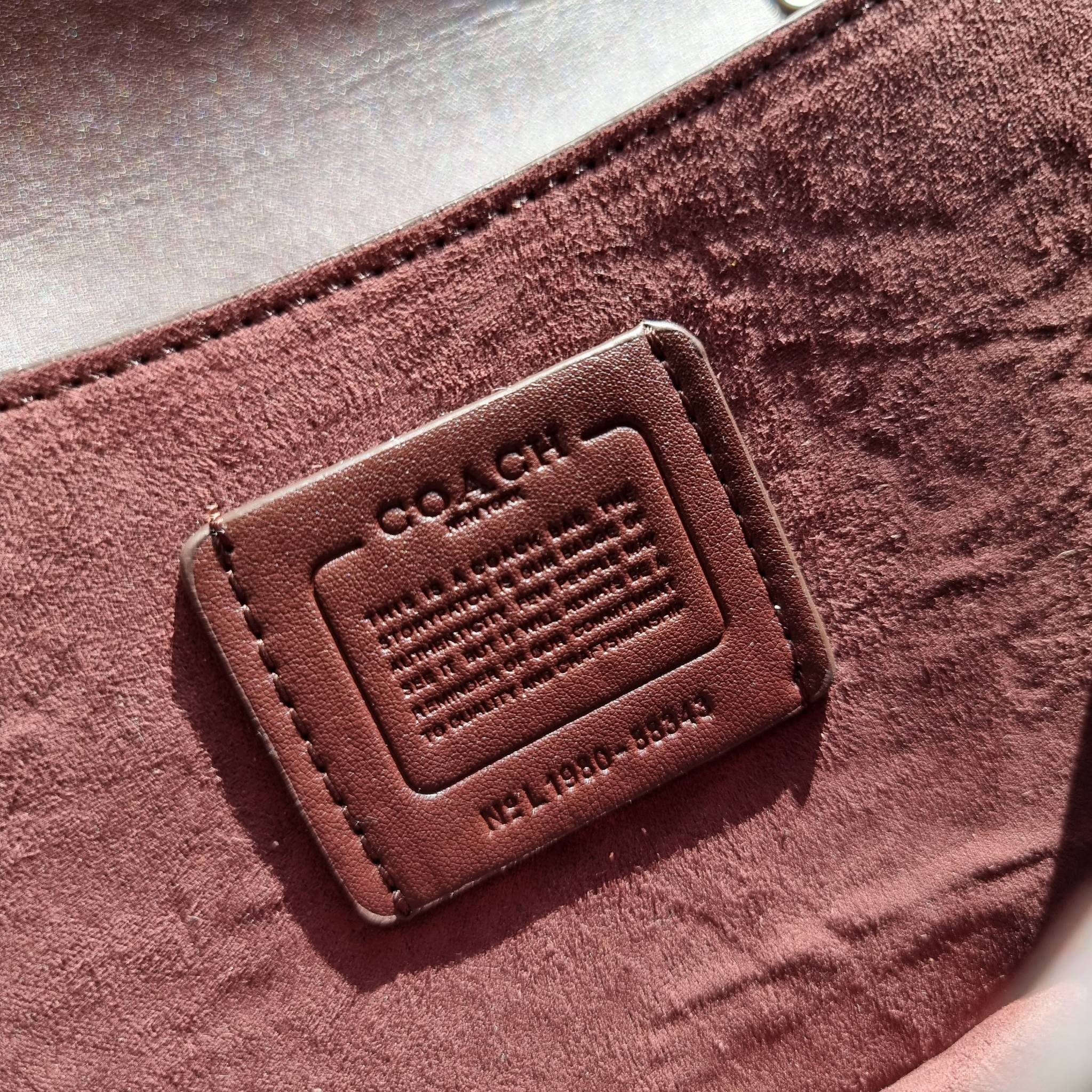 OUTLET 】COACH 88343 CAMILLE CROSSBODY WITH HORSE AND CARRIAGE PRINT AND ARCHIVE PATCH คอลเลคชั่นหายาก ที่สาวๆตั้งตารอ!! ด้วยดีไซน์ลุคผู้ดี ตกแต่งลวดลายออกมาดูโดดเด่น กับกระเป๋าสะพายที่ปรับใช้ได้หลายหลายสไตล์ สะพายไหล่สายคู่ สะพายข้างสายเดี่ยว หรือจะเอาสาย