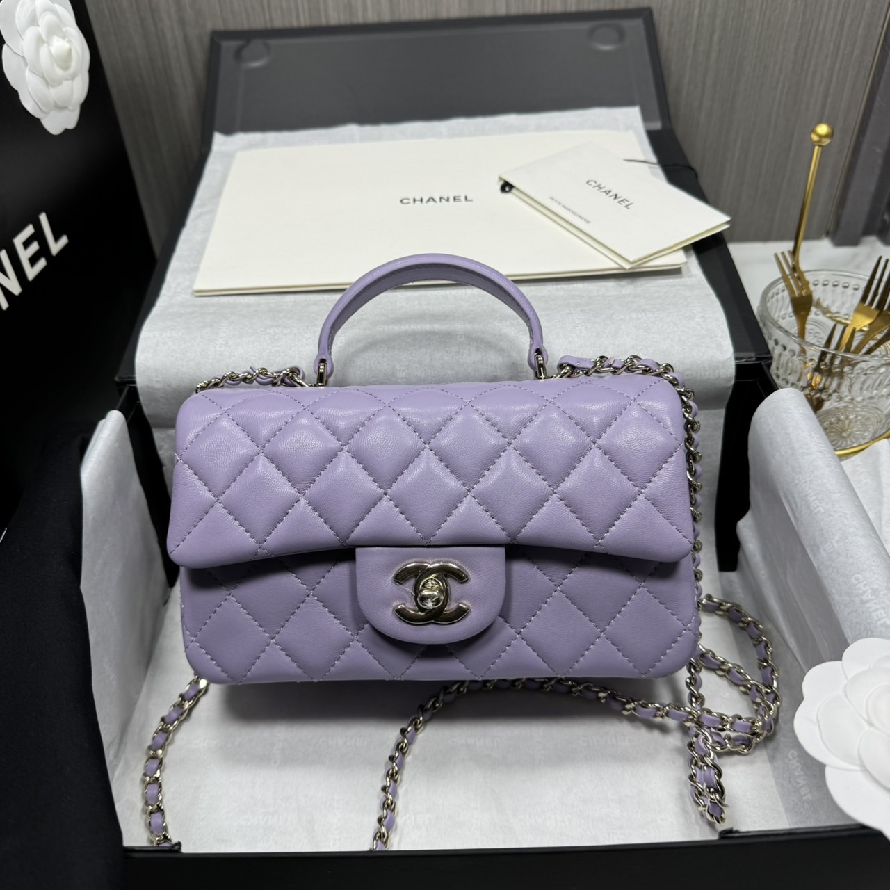 ORI | หนังแท้ Chanel Mini Classic Handbag With Top Handle กระเป๋าสะพายรุ่นคลาสสิกพร้อมหูจับถนัดมือ สวยเรียบหรู 🤍 สินค้าเกรดออริจินอล เทียบแท้