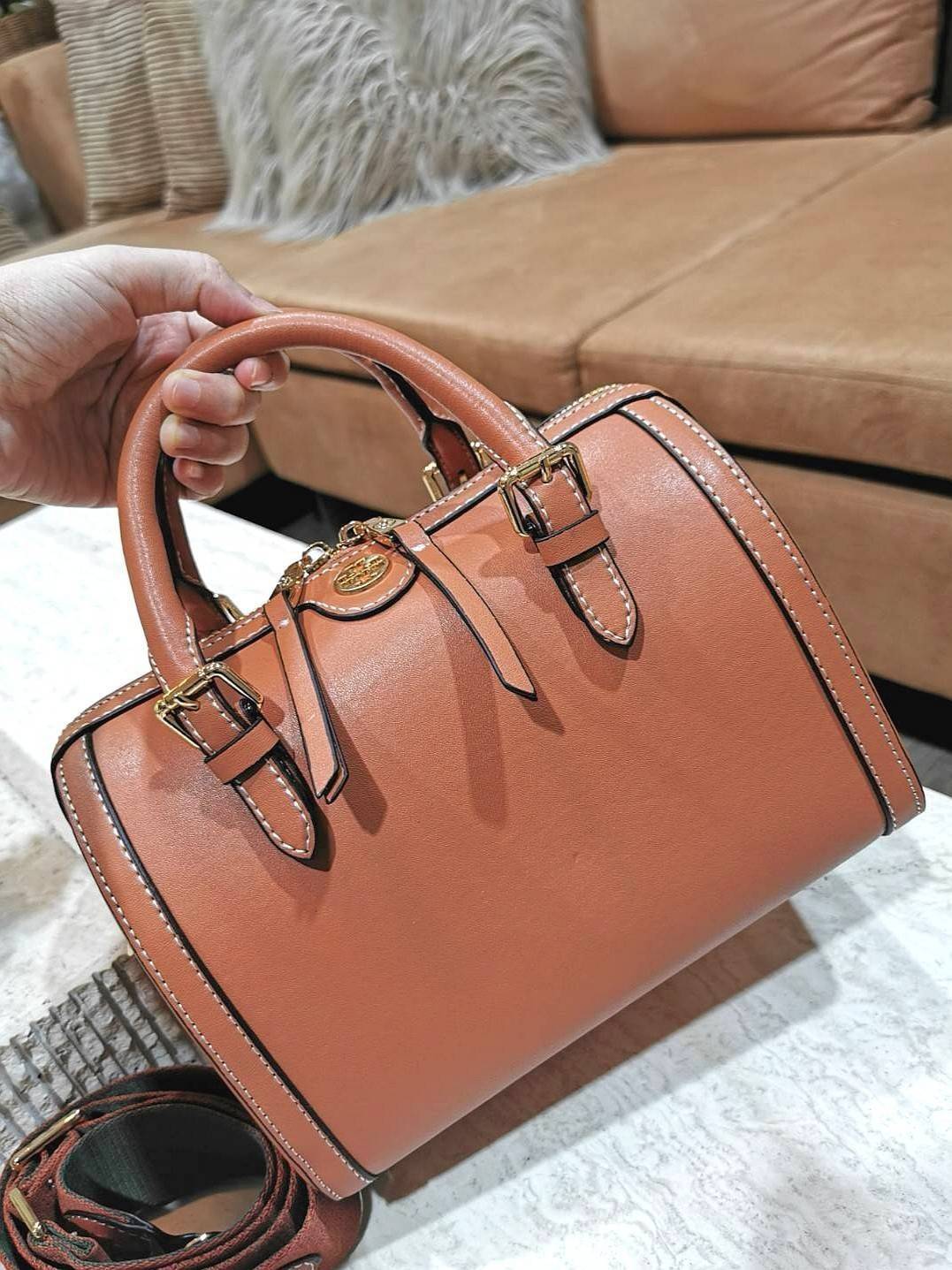 TORY BURCH FACTORY BOSTON BAG กระเป๋าถือหรือสะพายรุ่นใหม่ล่าสุดจาก TORY BURCH FACTORY วัสดุ Calf Skin หนังเรียบสวยอยู่ทรงดีไซน์โดดเด่นทรง Boston เปิดปิดด้วยซิปสะดวกใช้ขนาดกำลังดีใส่กระเป๋าสตางค์ยาว มือถือของใช้ได้เยอะ หูหิ้วจับถนัดมือสายสะพายยาวถอดปรับได้