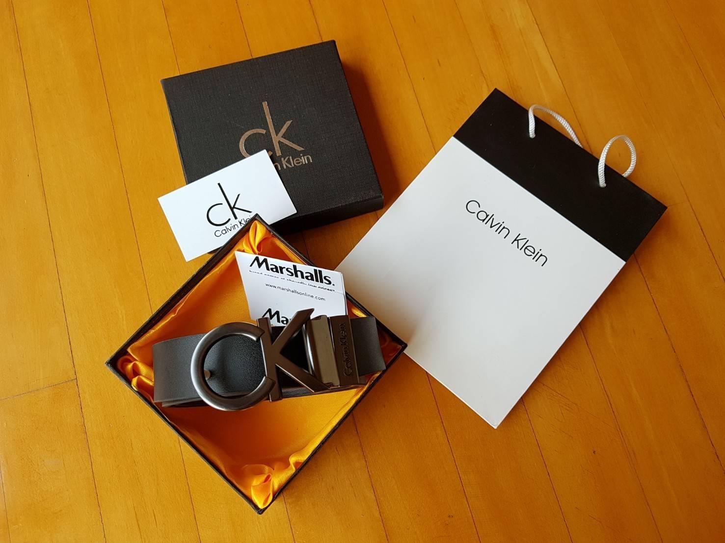 Calvin Klein Men's Belt Gift Set ชุดเข็มขัดสำหรับคุณผู้ชาย วัสดุหนังเรียบ นิ่ม คุณภาพดี ดีไซน์เรียบเท่ห์ หัวเข็มขัดดีไซน์ตัวอักษร CK สีรมดำ สายสลับใช้ได้ 2 ด้านไม่จำเจ 2 in 1ไม่ว่าจะแต่งกาย สไตล์ลำลองหรือทางการเอาอยู่ทุก look ค่ะ ราคาสุดคุ้ม มาพร้อมก