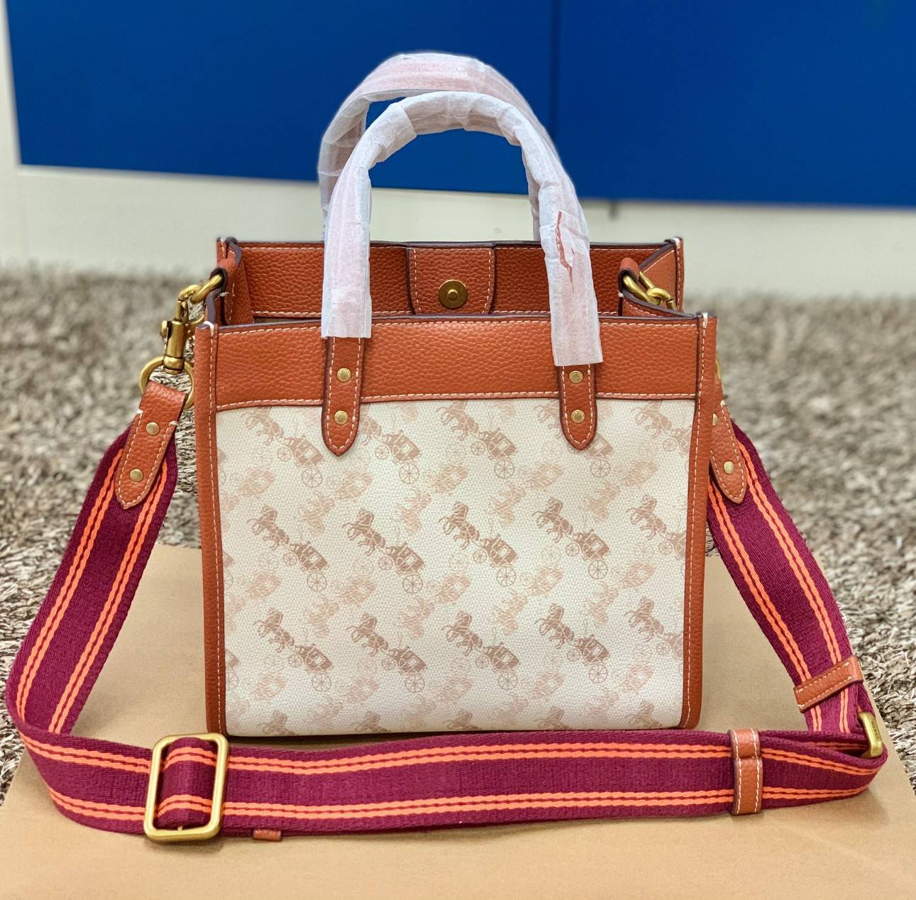 COACH FIELD TOTE 22 WITH HORSE AND CARRIAGE PRINT CARRIAGE BADGE((C8456)) 💫พร้อมส่งที่ไทย ใหม่ล่าสุด คุณภาพเกินเบอร์เลยจ้าา! กระเป๋าทรงTote ไม่ว่าโอกาสไหนๆ คุณสามารถพกพาไปได้ทุกที่ค่ะ หนังแท้อย่างดี! สวย นิ่มมือดีมากค่ะ