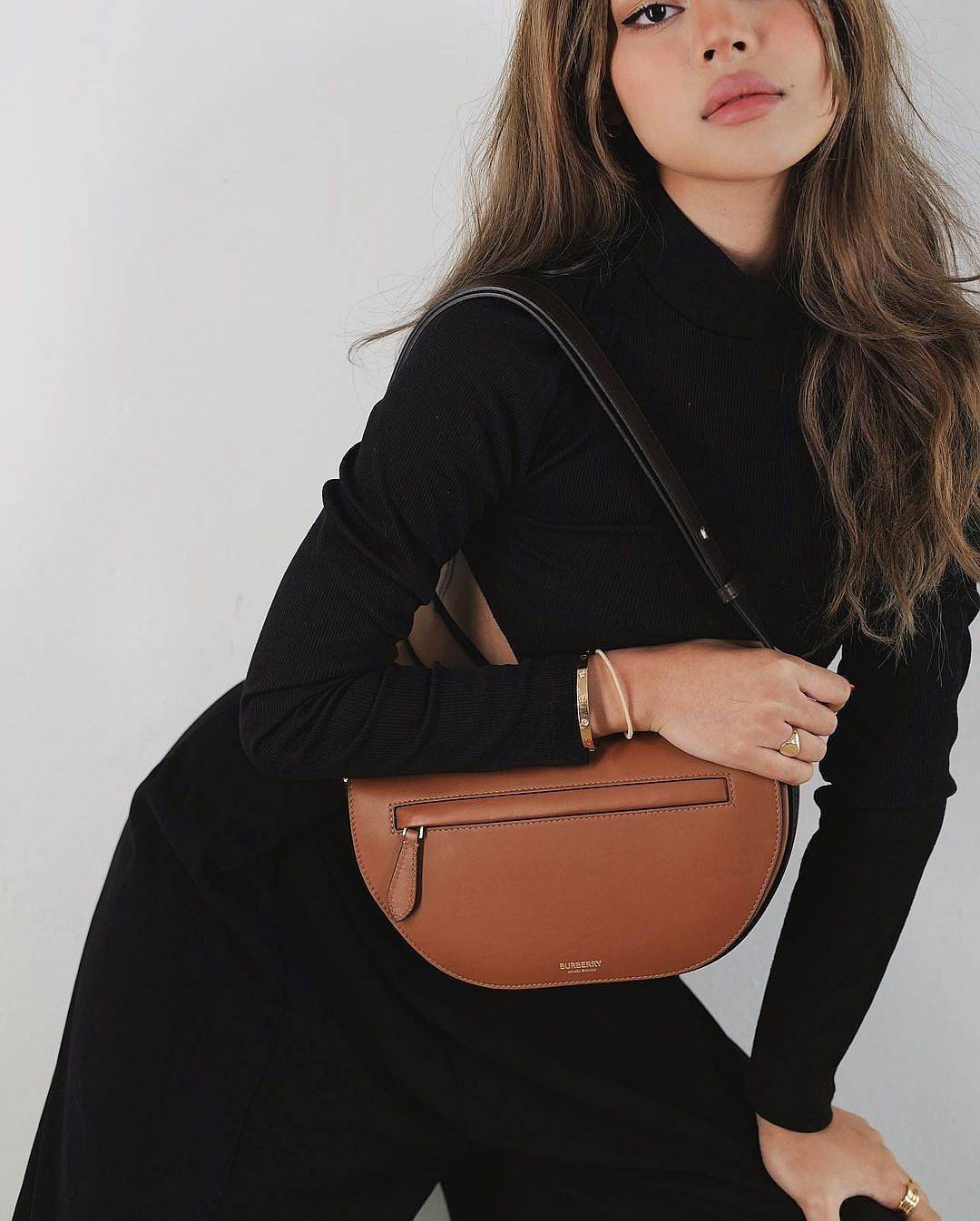 BURBERRY FRAGRANCES HALFMOON BAG VIP GIFT WITH PURCHASE (GWP) กระเป๋าสะพายพรีเมี่ยมกิ๊ฟ Limited Edition รุ่นใหม่จากน้ำหอม BURBERRY DUTY FREE วัสดุหนังแท้ CalfSkin ดีไซน์สวยหรูอยู่ทรงมีโลโก้แบรนด์และช่องซิปด้านหน้า ด้านหลังมีช่องใส่ของ เปิดปิดด้วยฝาปิดแม่เ