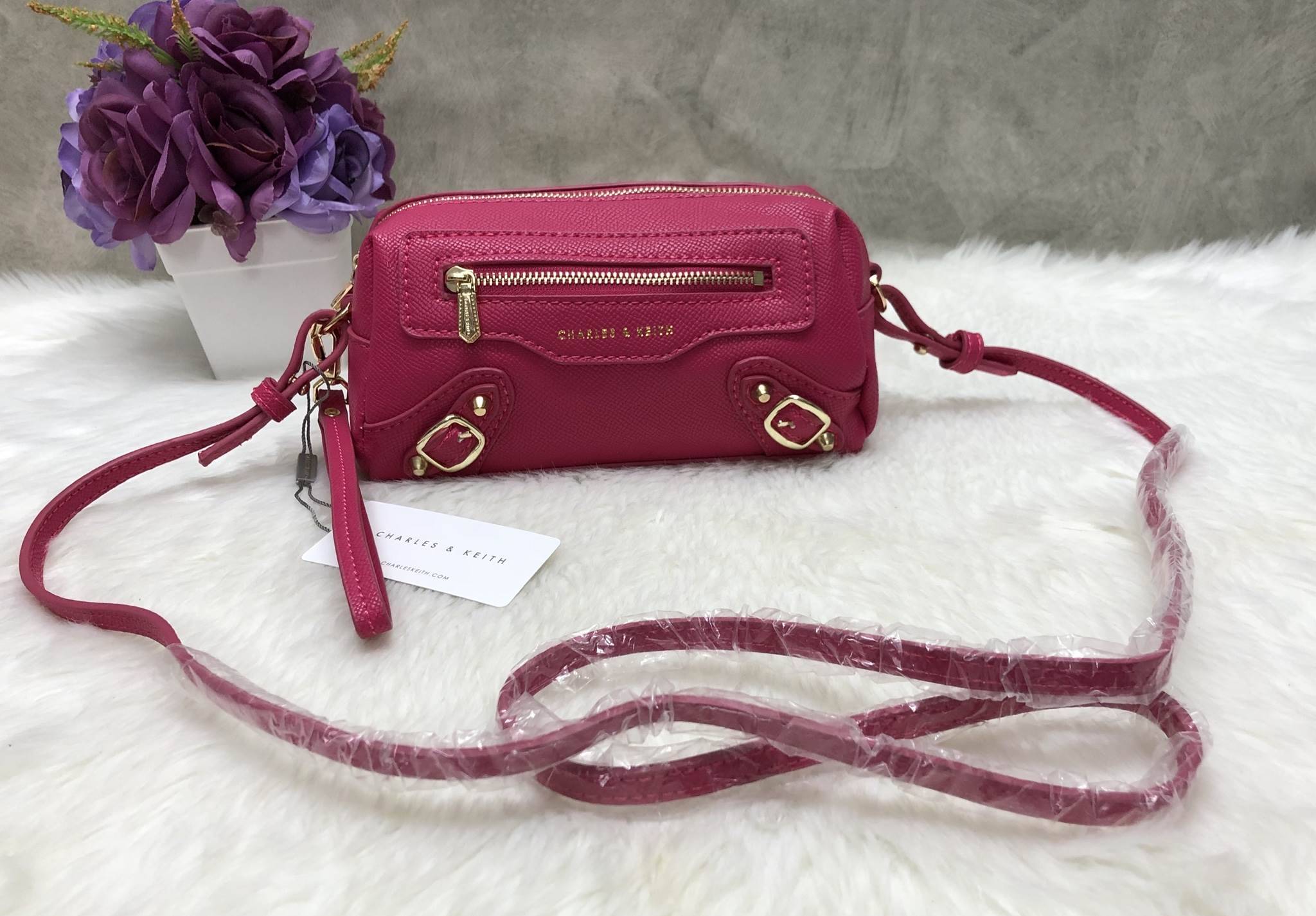 New in!!! Best Seller CHARLES & KEITH MINI BAG พร้อมส่งอีกรอบรุ่นขายดี พร้อมสีใหม่หายากค่ะ!!! กระเป๋าสะพายข้างหรือครอสบอร์ดี้ร์ได้ค่ะ รูปทรงสวย หนังนิ่ม ด้านหน้าสกรีนโลโก้แบรนด์ มีช่องซิปเล้กสำหรับใส่ของจุกจิกค่ะ พร้อมแต่งดีเทลอะไหล่ทองแบบแบรนด์ดังเพิ่มคว