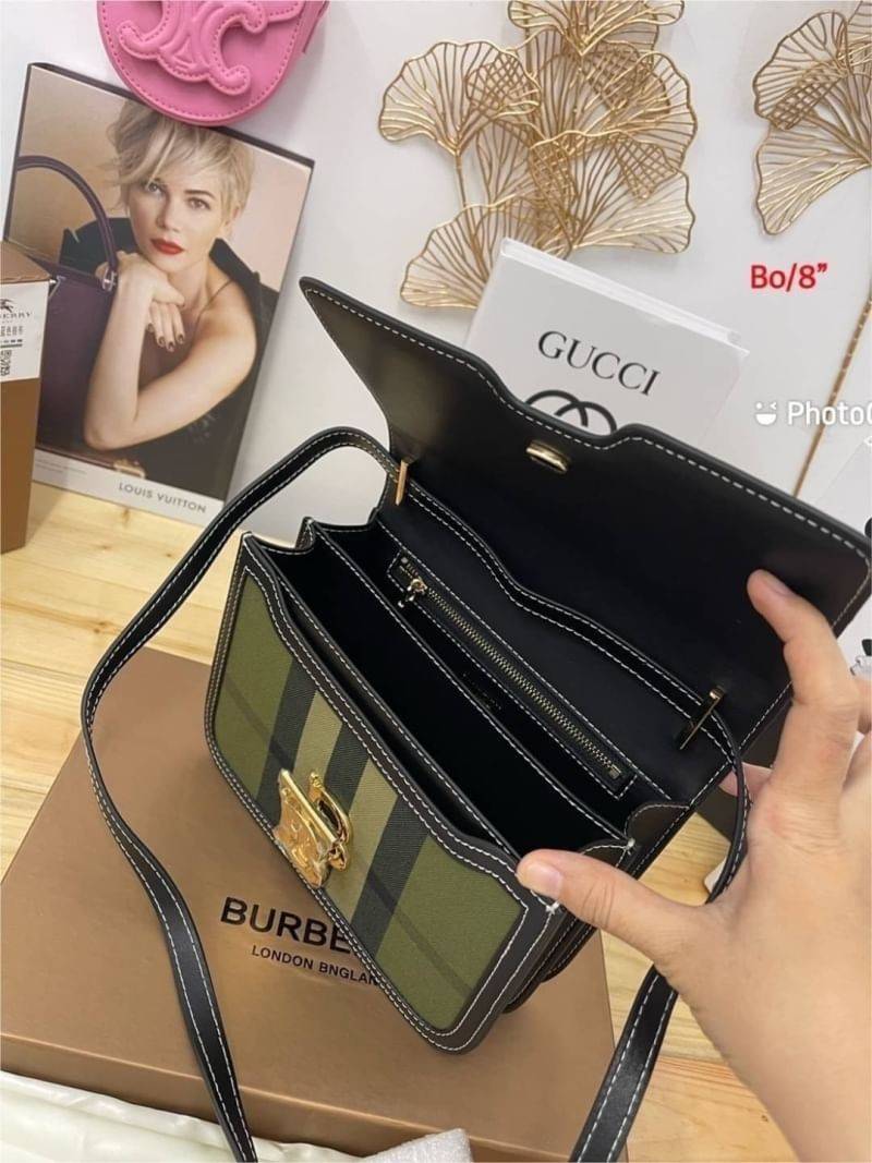 BURBERRY FRAGRANCES CROSSBODY BAG / BURBERRY SMALL CHECK CANVAS AND LEATHER TB BAG สีเขียวเหนี่ยวทรัพย์!! สีเข้าใหม่ คอลเลคชั่นที่ปังตลอดปี รอบนี้ออกแบบสไตล์ผู้ดีอังกฤษ