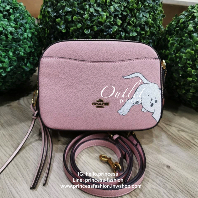 DISNEY X COACH Crossbody Bag 2019 New collection & Limited collection กระเป๋าสะพายขนาดกำลังน่ารัก วางอยู่ทรง วัสดุหนัง ลายตัวการ์ตูน Disney 3 charactors เปิดปิดด้วยซิป ภายในโล่ง ใส่ wallet ยาว มือถือได้ทุกรุ่นมีช่องเล็ก และช่องซิป พร้อมสายสะพายยาว ถอด ปรั
