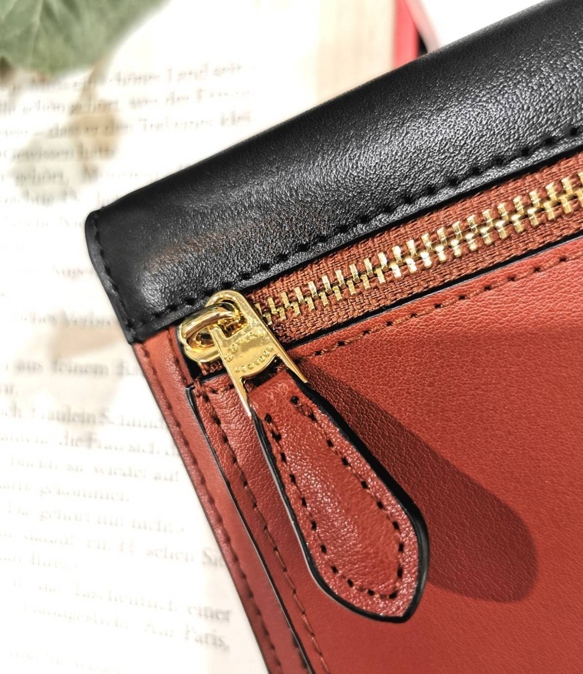 COACH FACTORY SHORT WALLET กระเป๋าสตางค์รุ่นใหม่ล่าสุดจาก Coach Factory Outlet ขนาดกำลังดี พกพาสะดวก ดีไซน์สวยน่าใช้ วัสดุหนังแท้เปิดปิดด้วยฝาปิด Envelop กระดุมด้านหน้ามีโลโก้แบรนด์ด้านหลังมีช่องซิปใส่เหรียญ หัวซิปแบรนด์ ภายในมีช่องใส่ธนบัตรใส่แบงก์พันได้