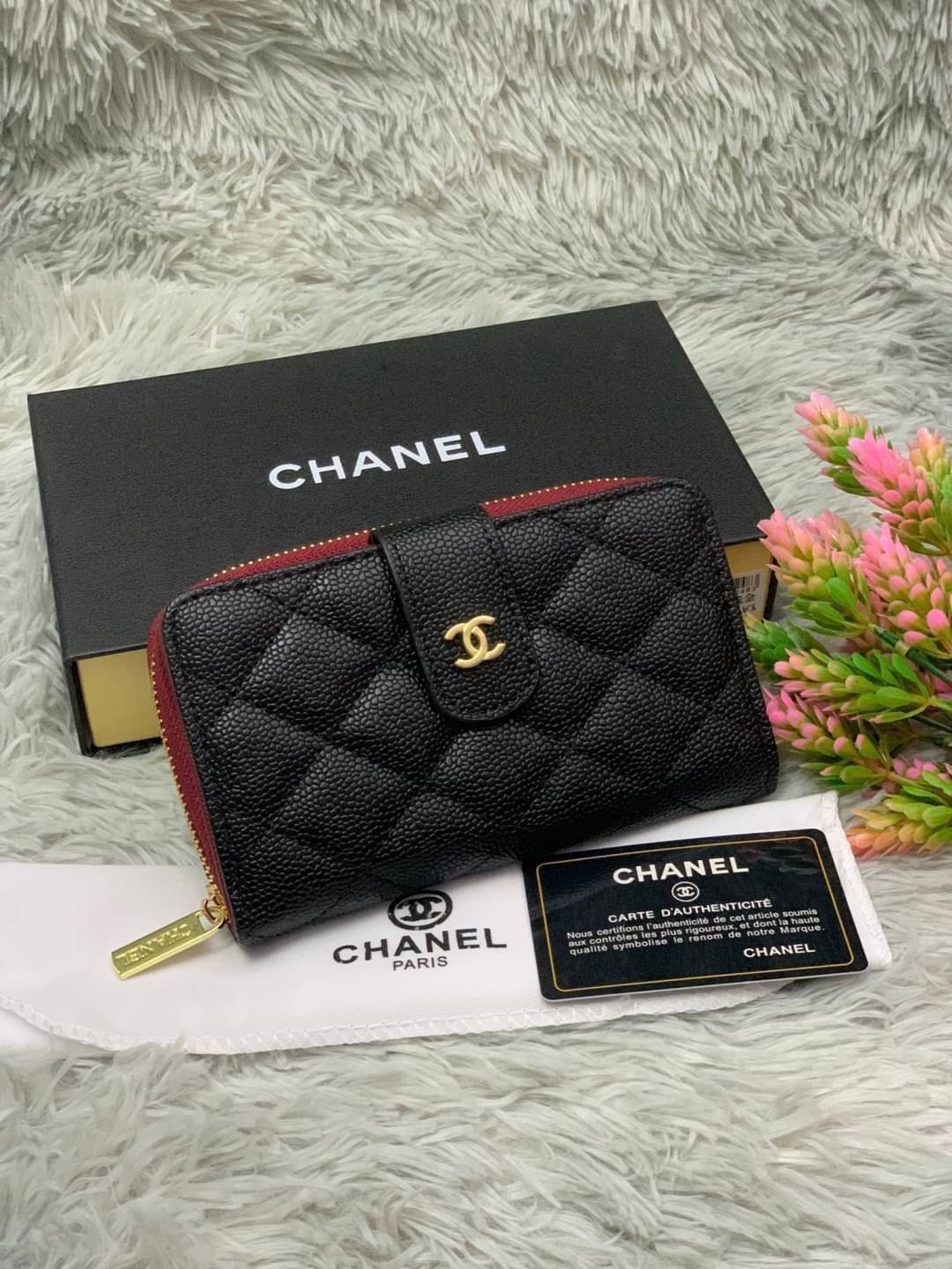 Chanel WALLET 3 ขนาดพร้อมส่ง กระเป๋าสตางค์อเนกประสงค์ หนังคาเวียร์ลายตารางสวยอยู่ทรงอะไหล่ทองหัวซิปปั้มโลโก้ด้านหน้ามีโลโก้สวยเรียบหรูภายในมีช่องซิป , ช่องใส่บัตรหลายช่อง ใส่เหรียญ ใส่บัตรได้เยอะ ตัวจริงสวยน่าใช้มาก เป็นรุ่นที่ขายดีตลอดกาลคลาสสิคไม่มีเอ้า