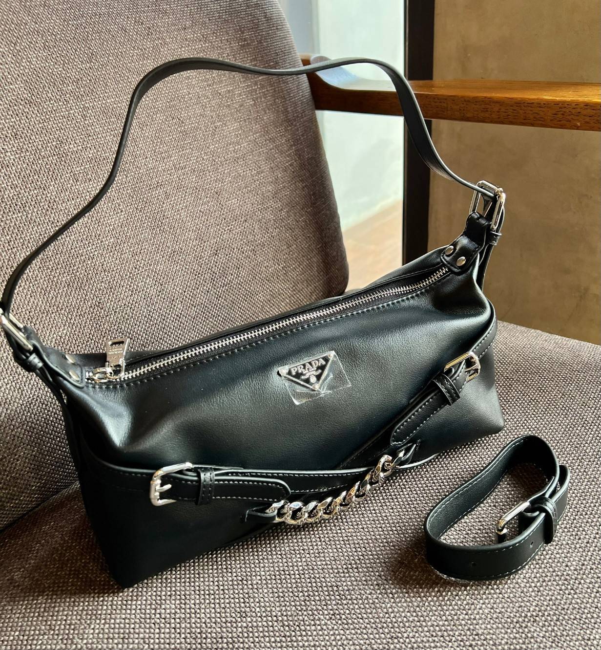PRADA LEATHER SHOULDER BAG ใบเดียวเอาอยู่ตลอดวันเลยค่ะ! รุ่นนี้ใช้หนังอย่างดี หนังนิ่มซอฟมากๆ หลงรักแน่นอน!!