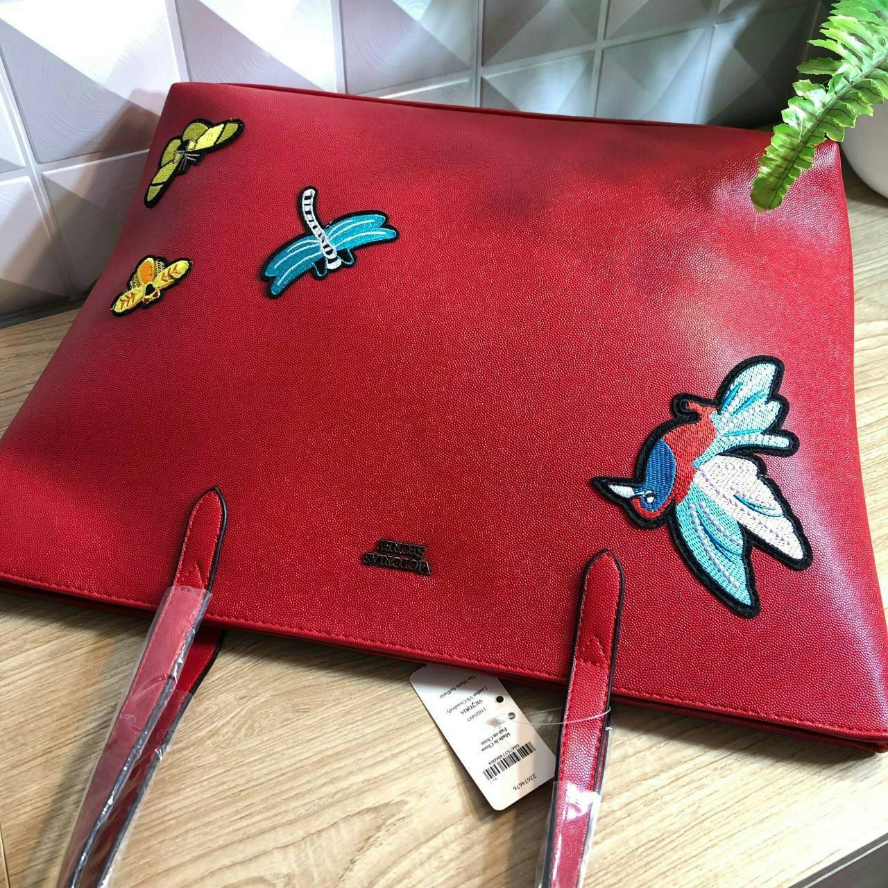 Victoria’s Secret Tote Bag 2019 กระเป๋าถือหรือสะพายลายหนังคาเวียร์ สวยด้านหน้าประดับด้วยโลโก้ ตัวกระเป๋าแต่งด้วยลายปักสวยเก๋ ปากกระเป๋าเปิดปิดด้วยซิปสะดวกใช้ ภายในมีช่องโล่งและช่องเล็กไว้แบ่งเก็บของ ใส่หนังสือ เอกสาร A4 Notebook ipad กระเป๋าสตางค์ ของใช้ไ