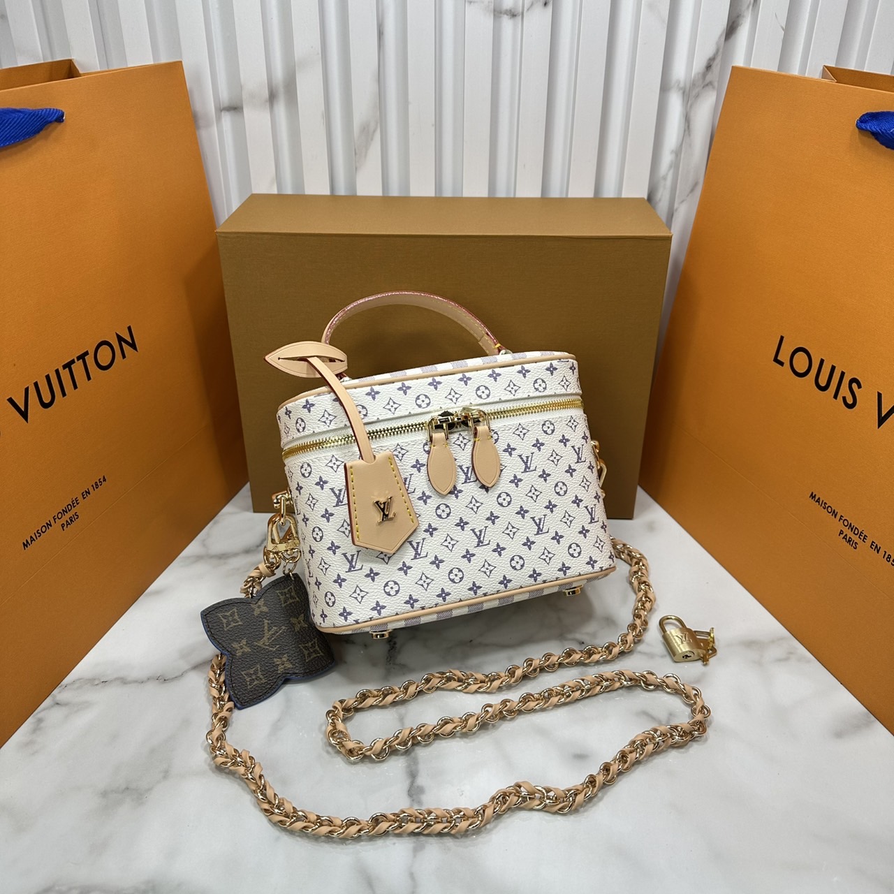 ORI หนังแท้ | LV Vanity Cosmetic Bag กระเป๋ารุ่นวานิตี้ กระเป๋าเครื่องสำอางจากคอลเลคชั่น Louis Vuitton Baby พกพาผลิตภัณฑ์อาบน้ำและของใช้จำเป็นอื่นๆ อย่างมีระดับ Monogram แคนวาสสุดเอ็กซ์คลูซีฟสำหรับคอลเลคชั่น